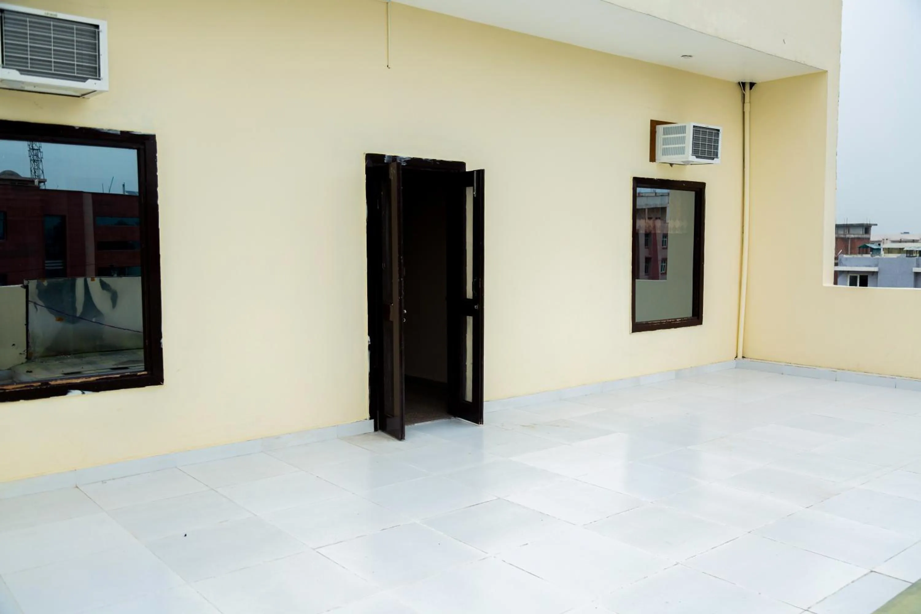 Communal lounge/ TV room in Jagdambey Hotel