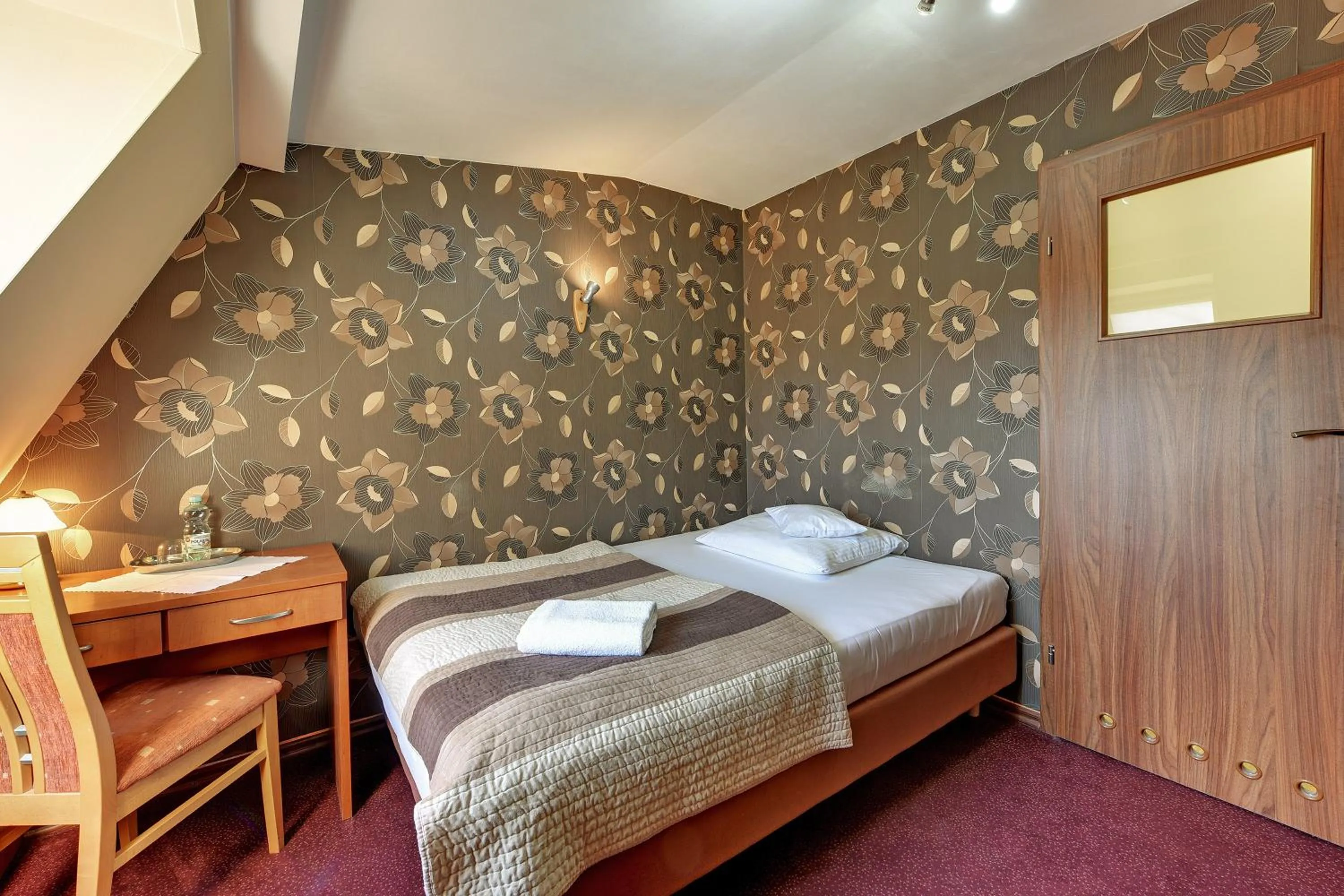 Photo of the whole room, Bed in Abak