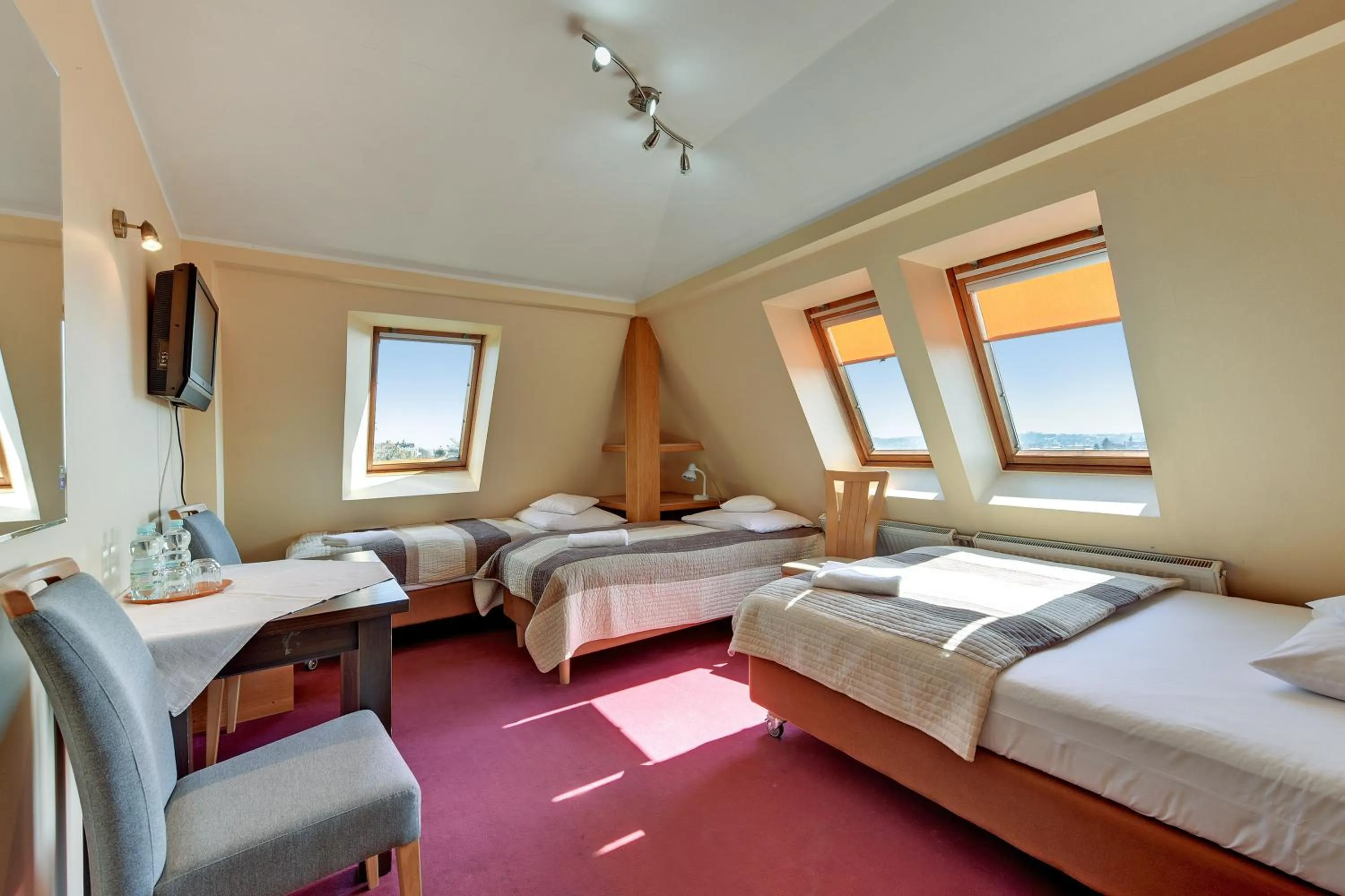 Photo of the whole room, Bed in Abak