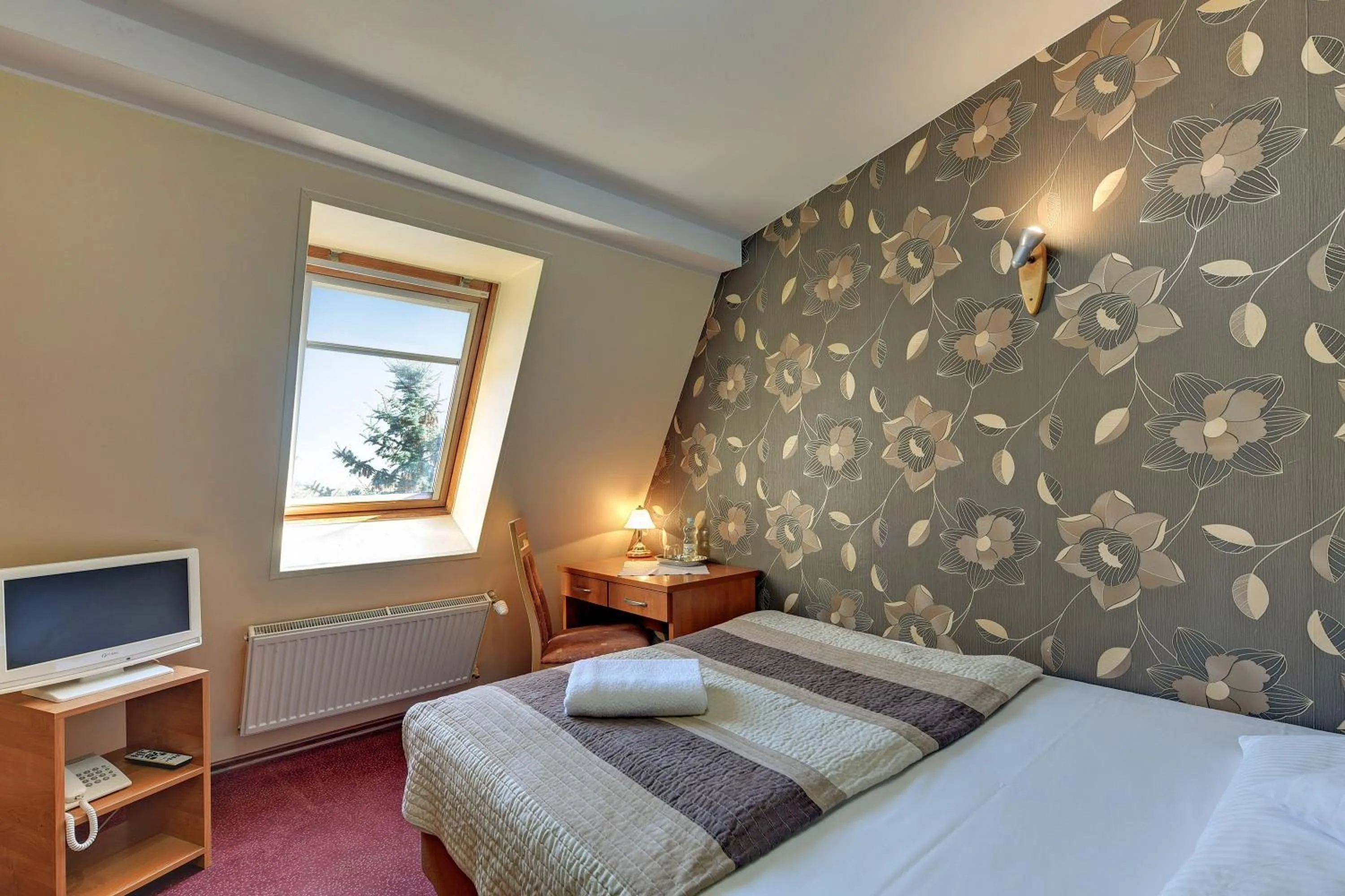 Photo of the whole room, Bed in Abak