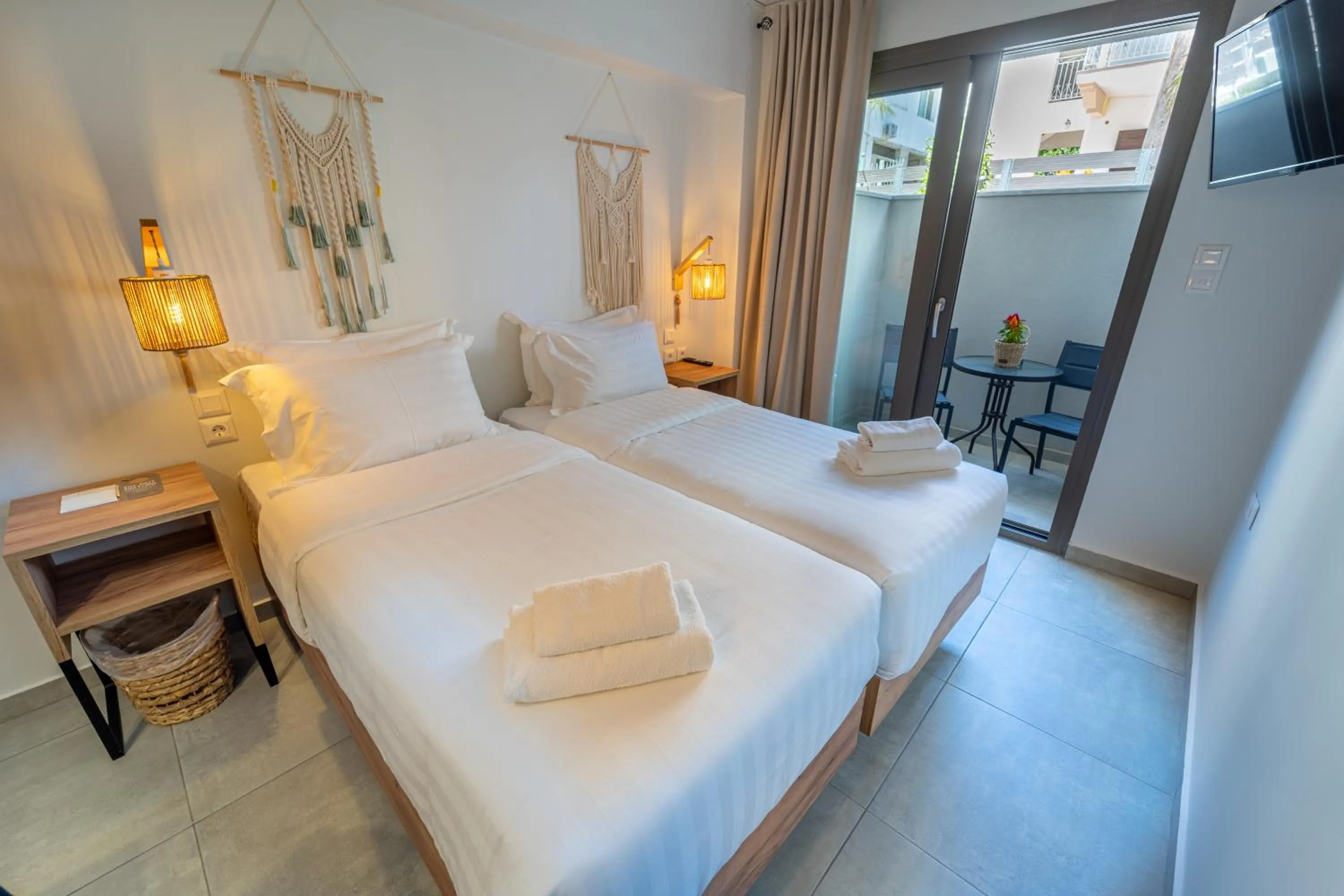 Standard Twin Room in Niso Skiathos