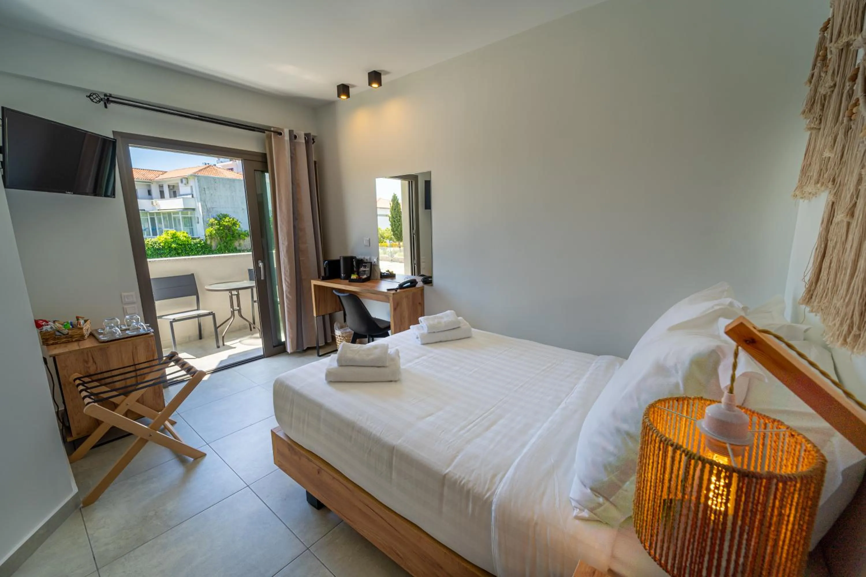 King Room with Roll-In Shower - Disability Access in Niso Skiathos