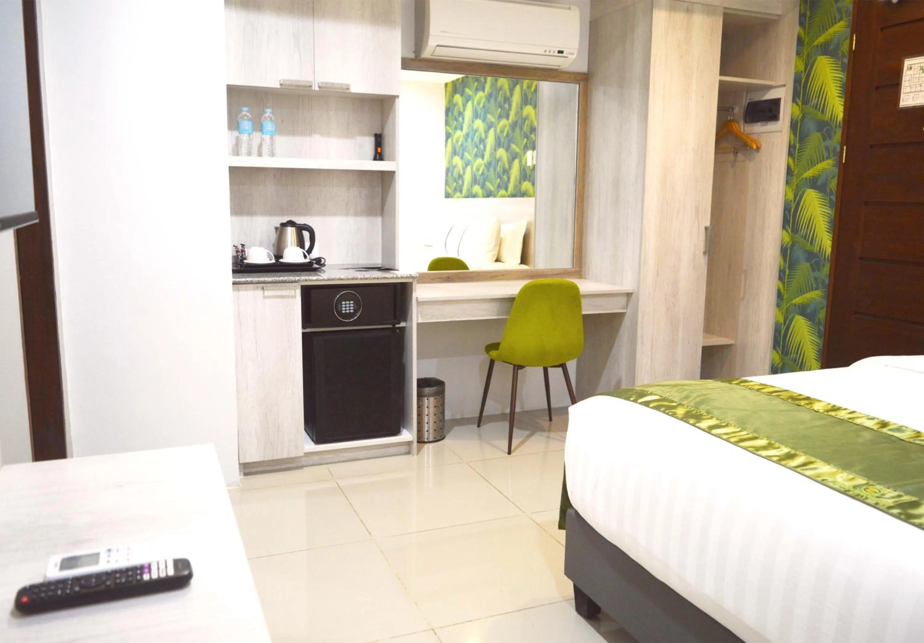 Bedroom, Bed in Carlosta Hotel