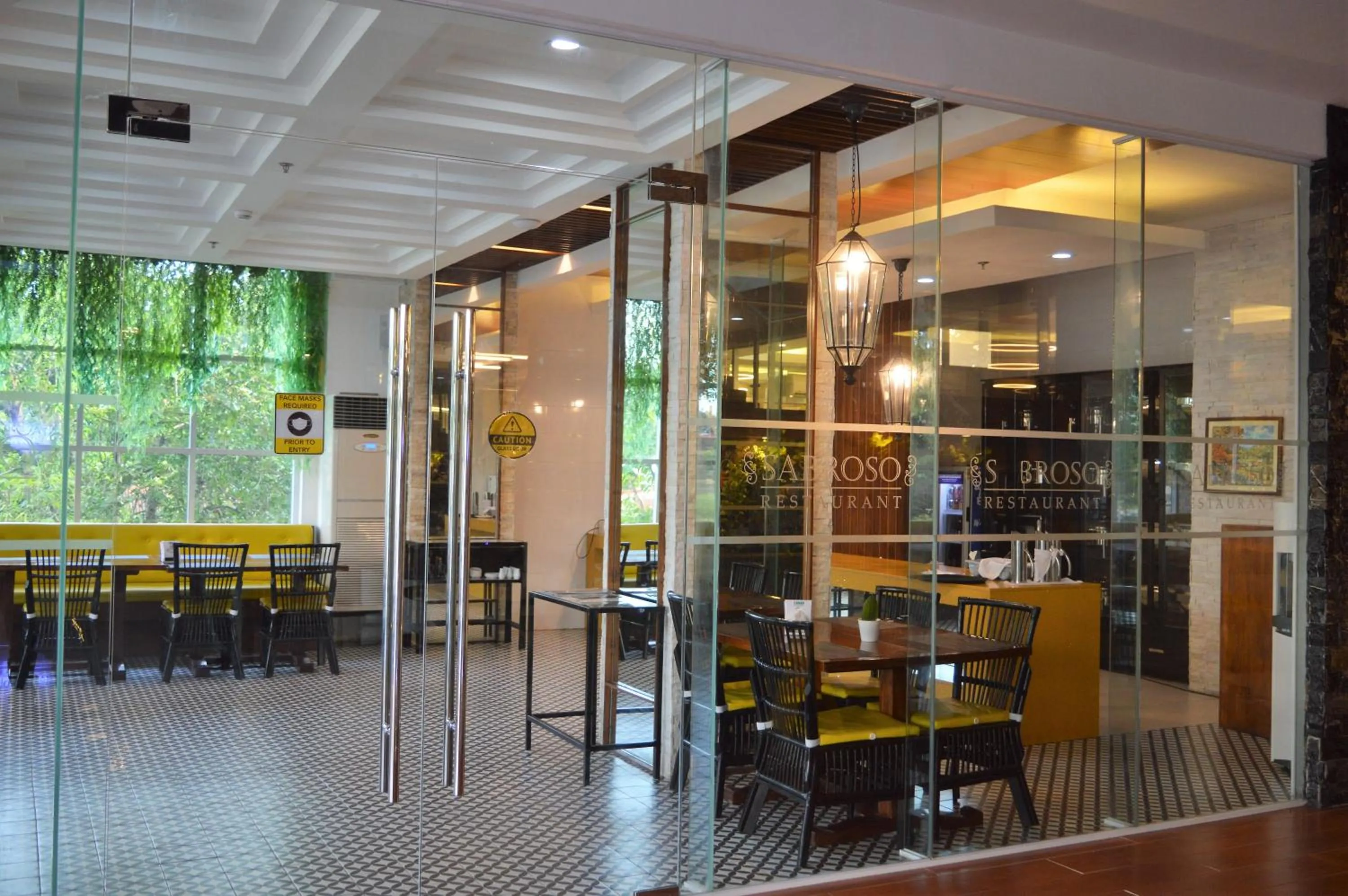 Restaurant/places to eat in Carlosta Hotel