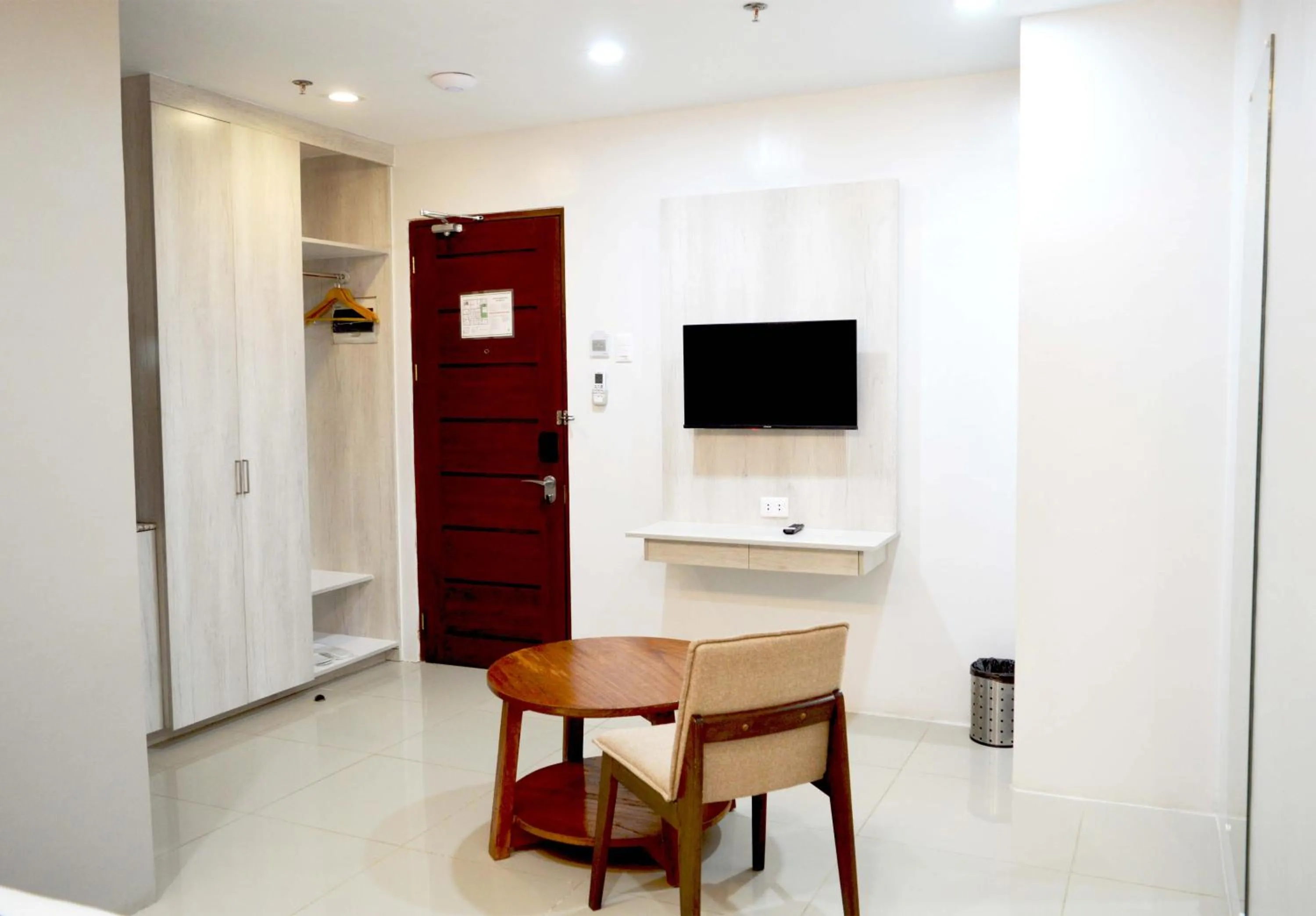 Communal lounge/ TV room in Carlosta Hotel