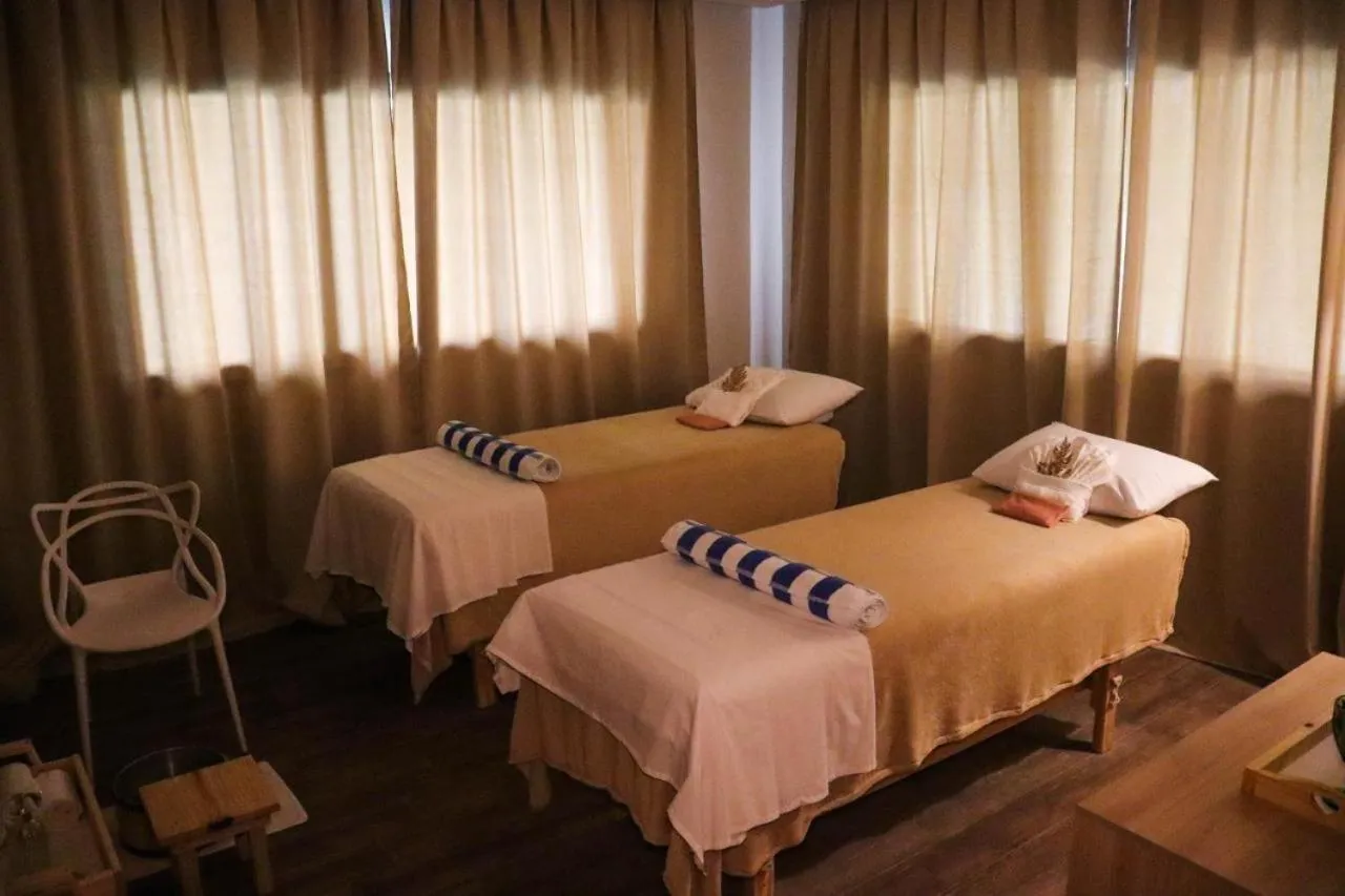 Bed in Manhattan Beach Riviera