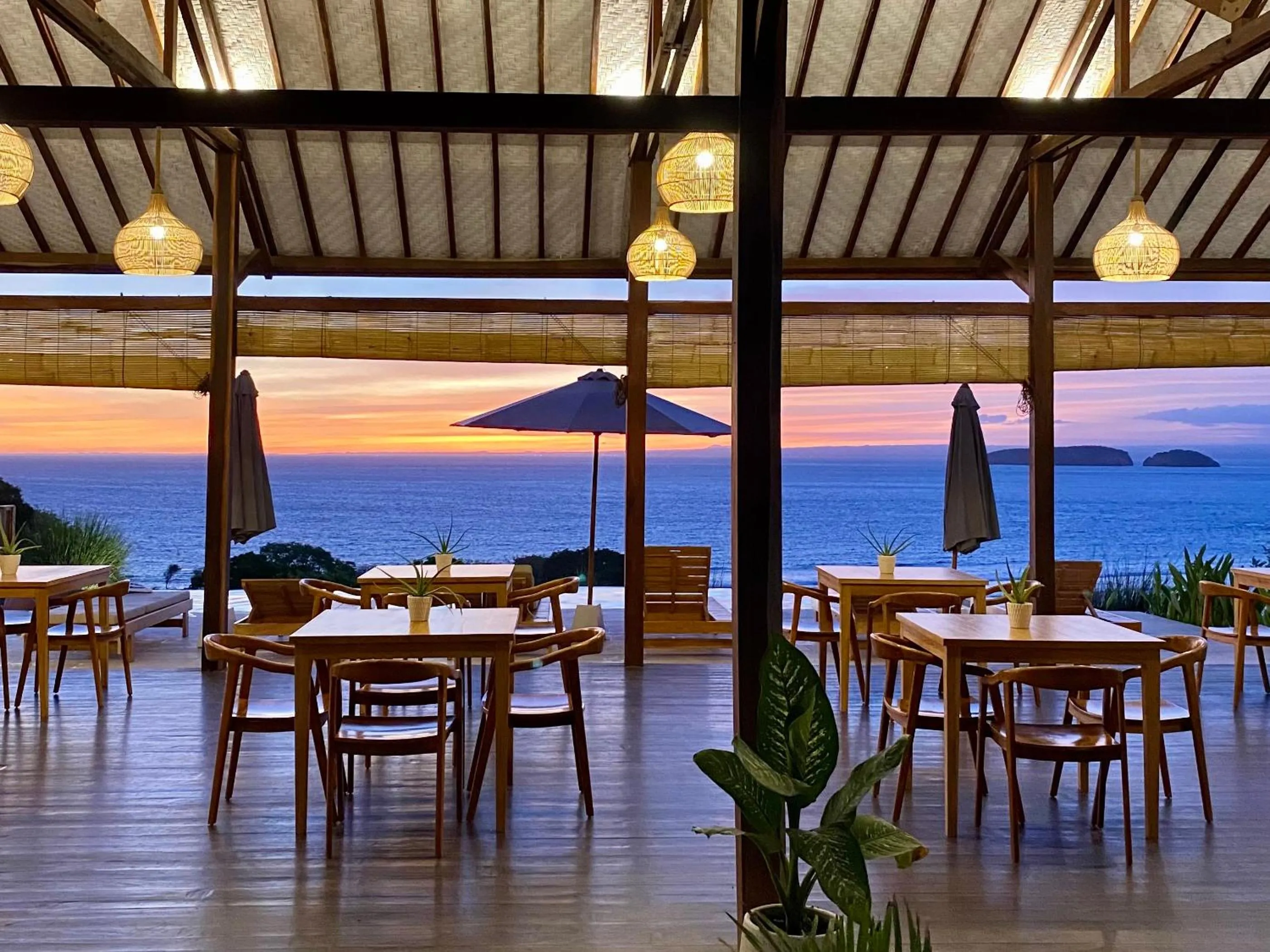 Restaurant/places to eat in KERTASARI LODGE