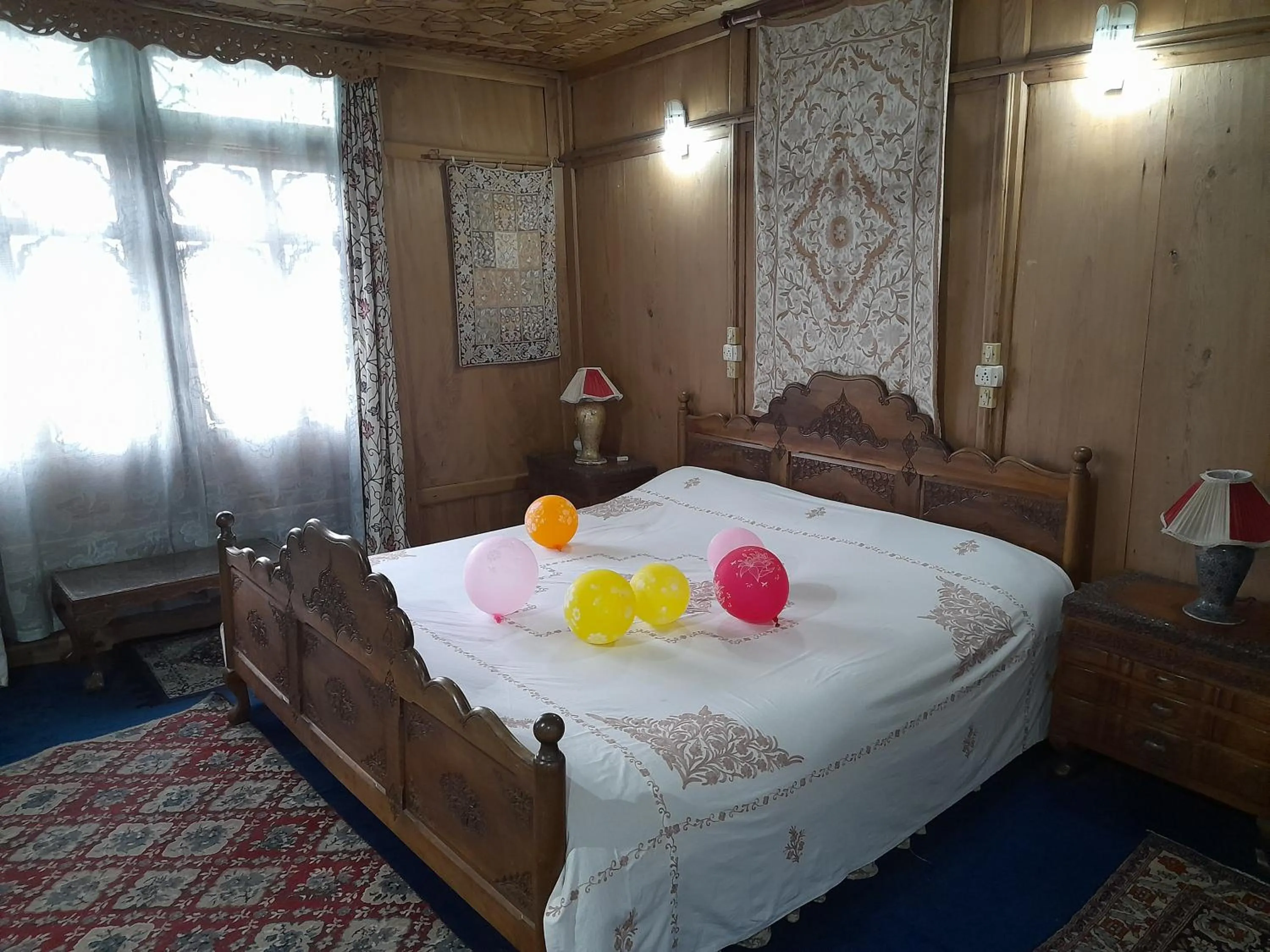 Bed in Palace Heights Houseboats