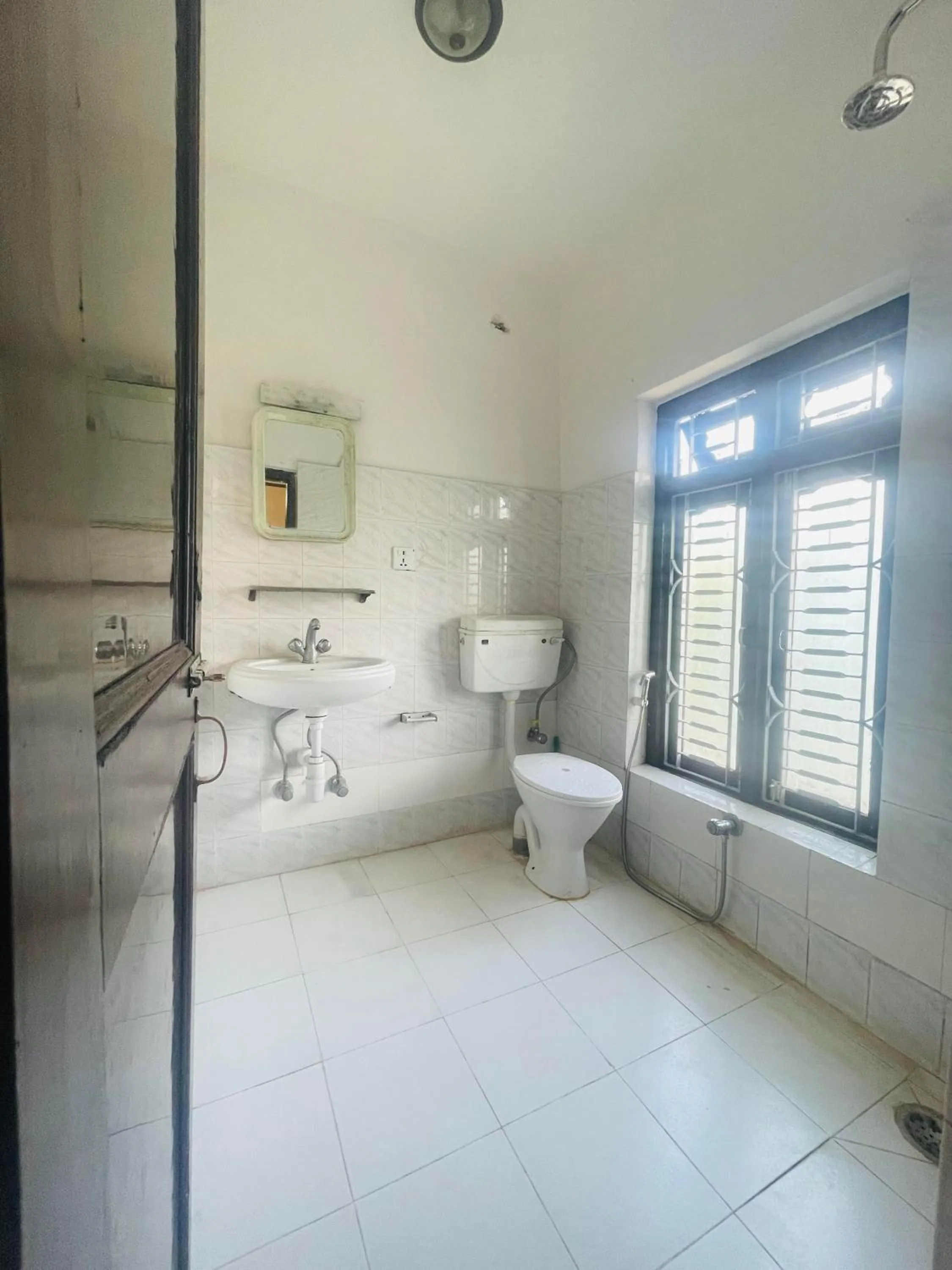 Shower in Hotel Peace Ganga Inn
