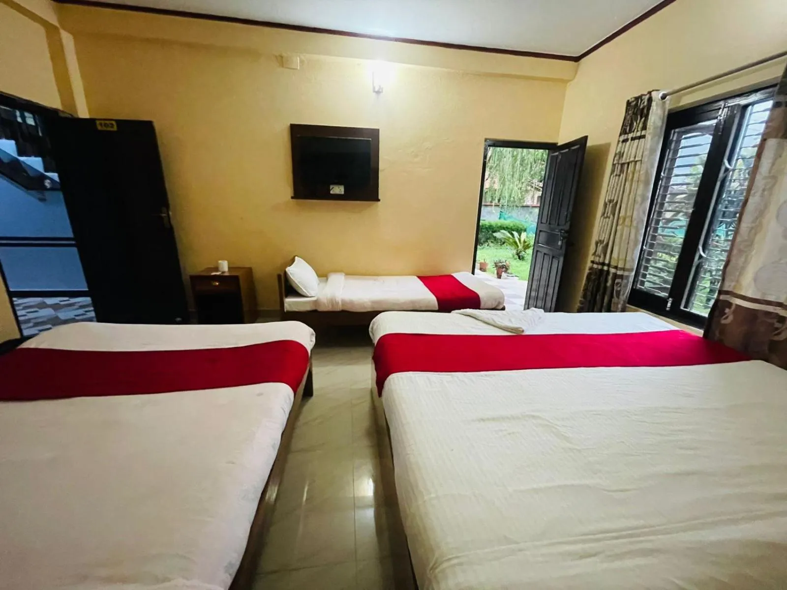 Bed in Hotel Peace Ganga Inn