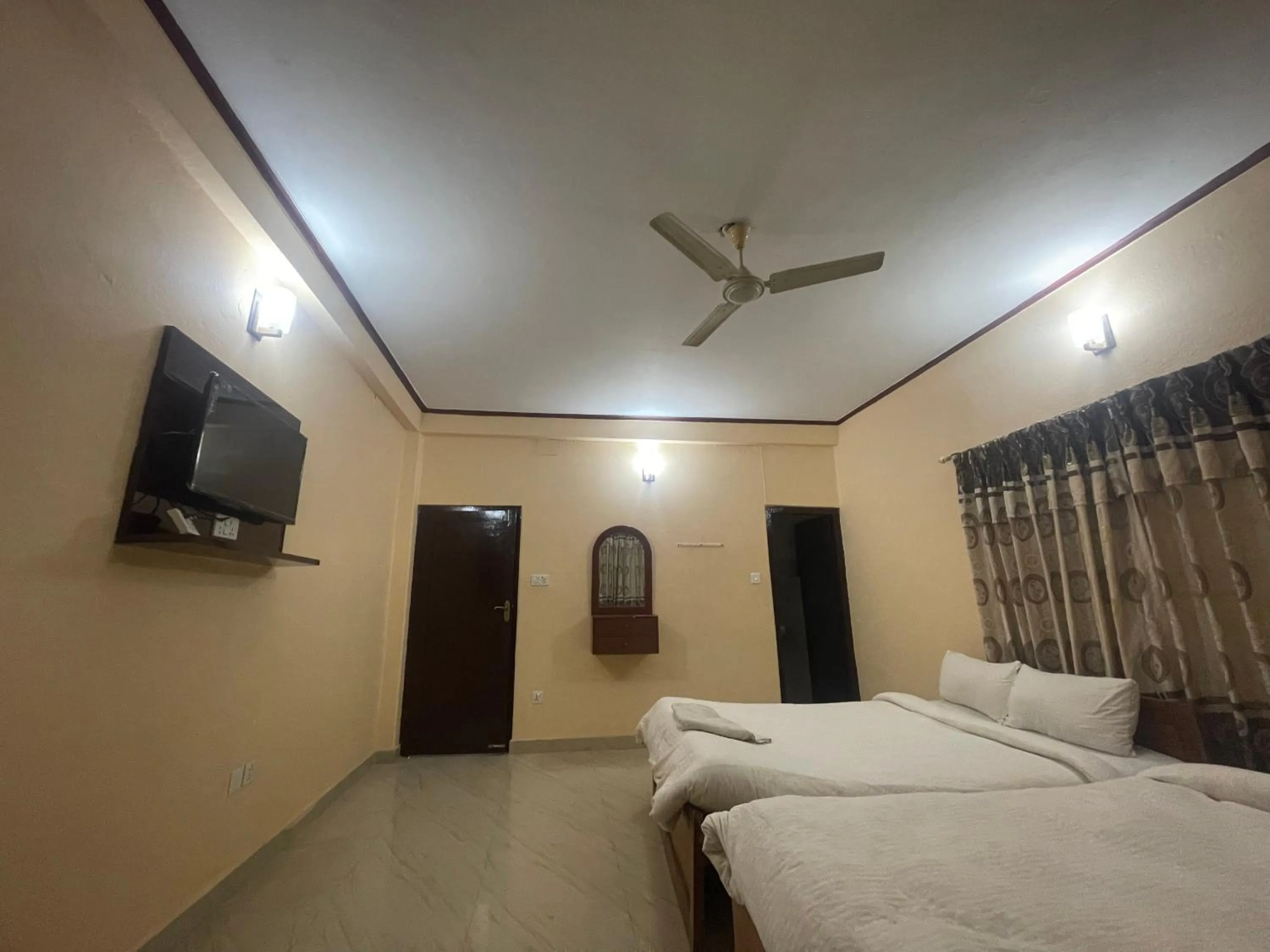 TV and multimedia, Bed in Hotel Peace Ganga Inn