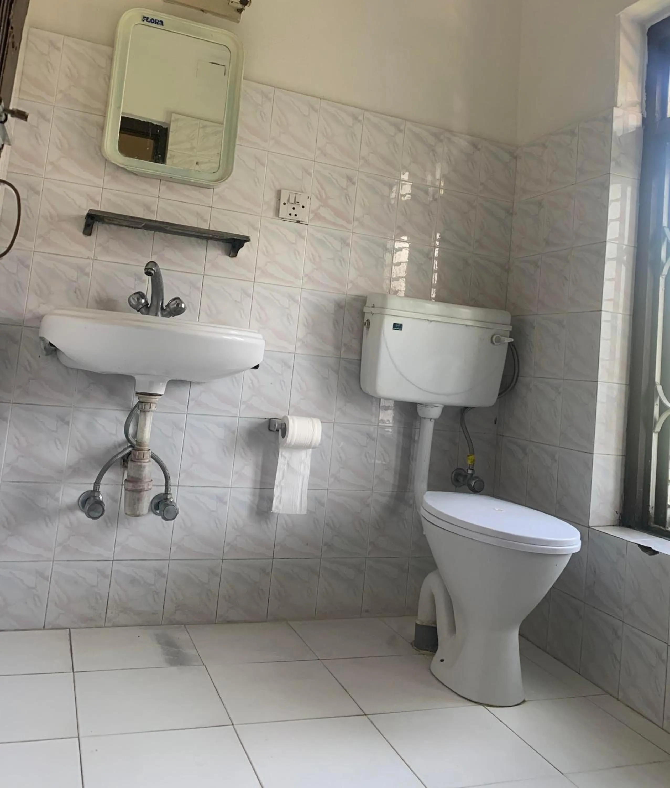 Toilet in Hotel Peace Ganga Inn