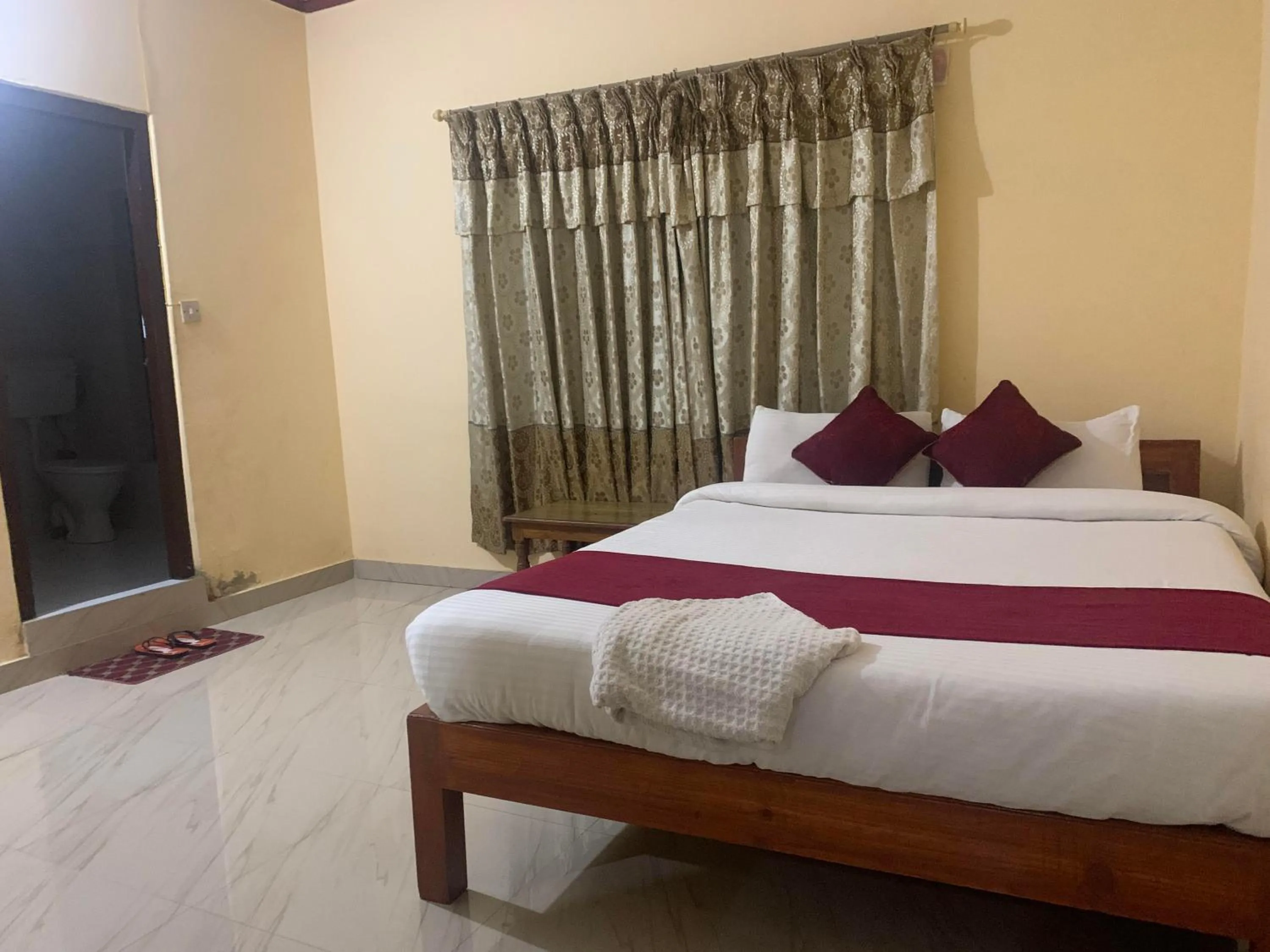 Bed in Hotel Peace Ganga Inn