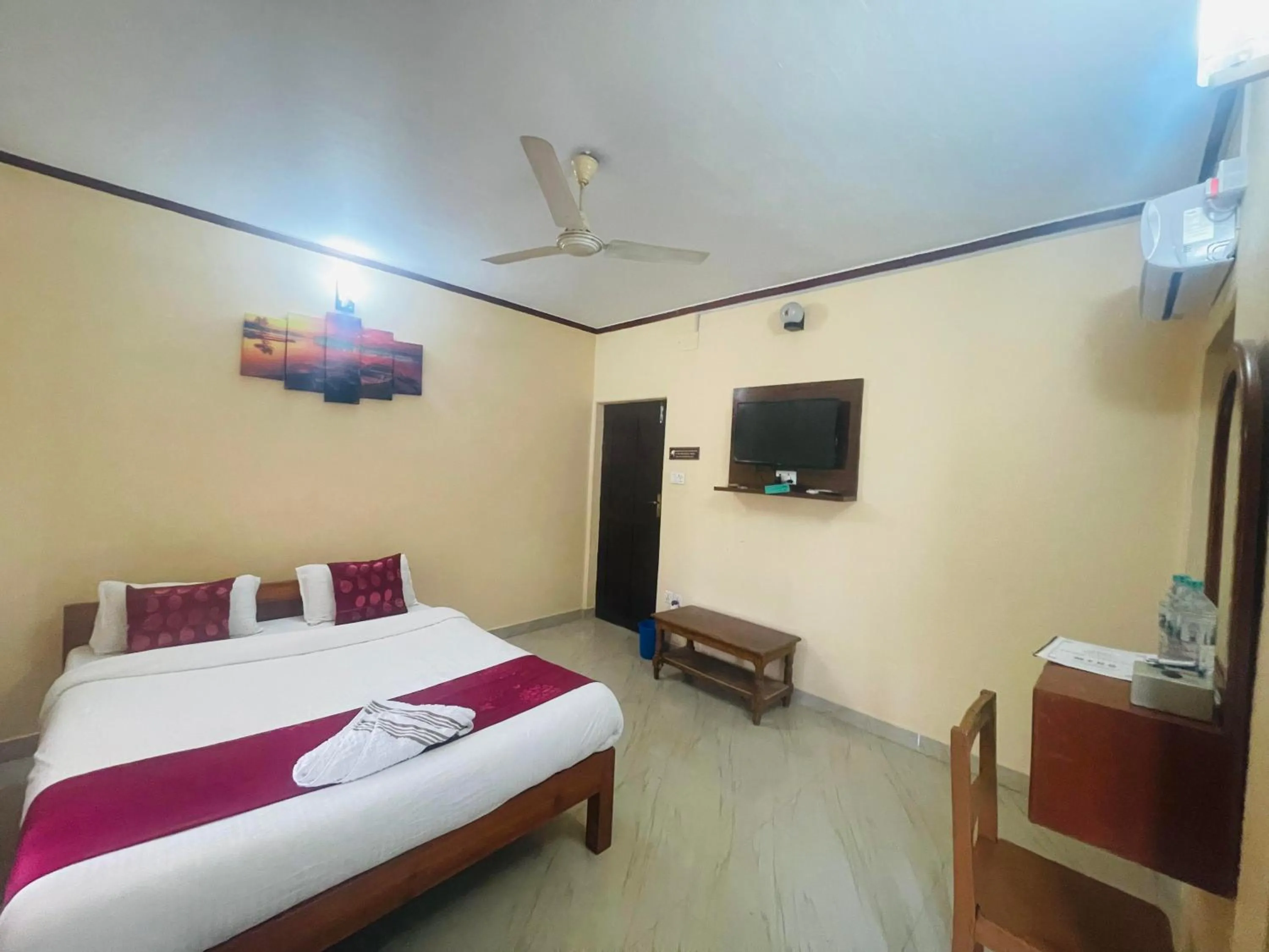 Bed in Hotel Peace Ganga Inn