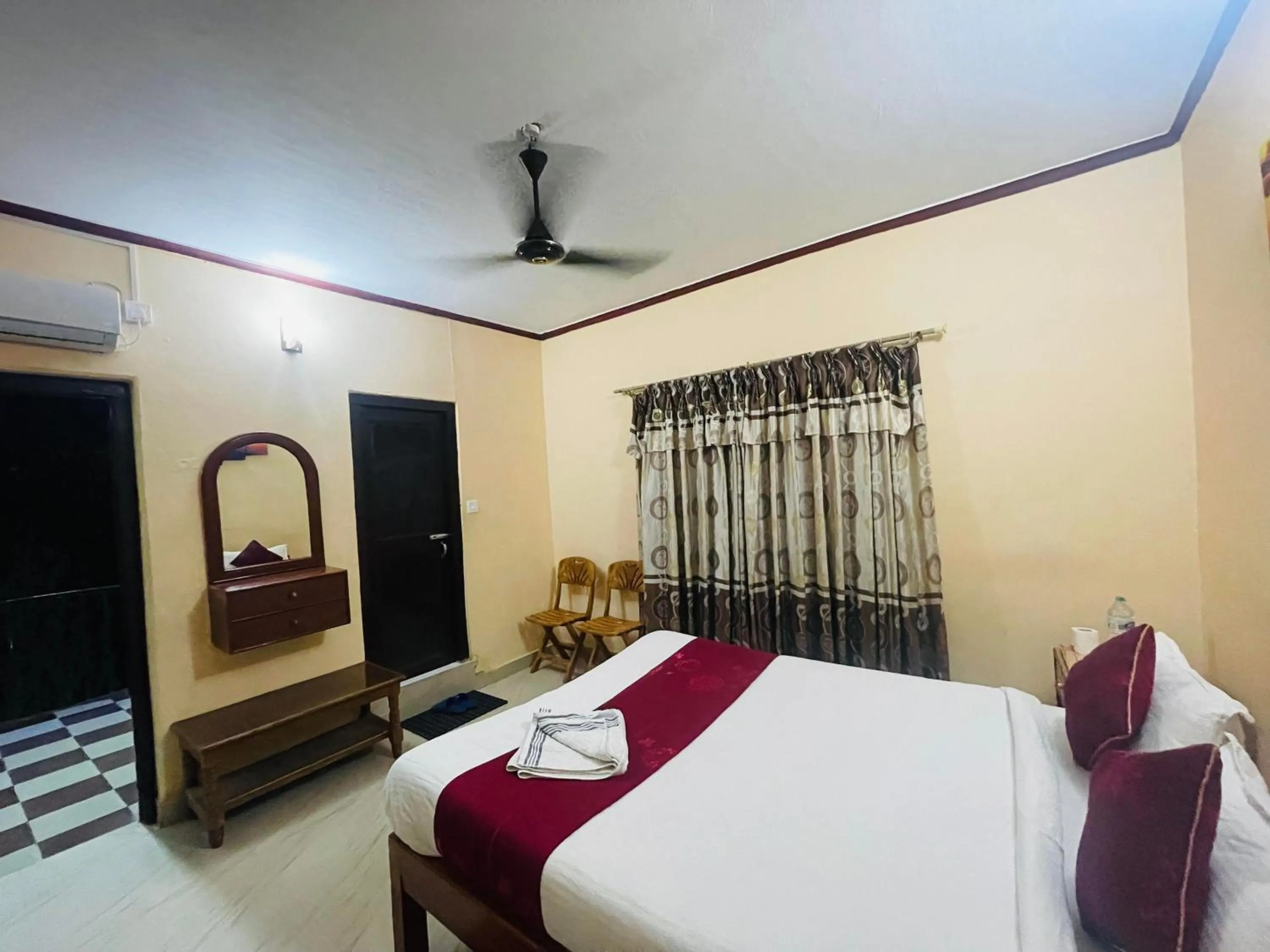 Bed in Hotel Peace Ganga Inn