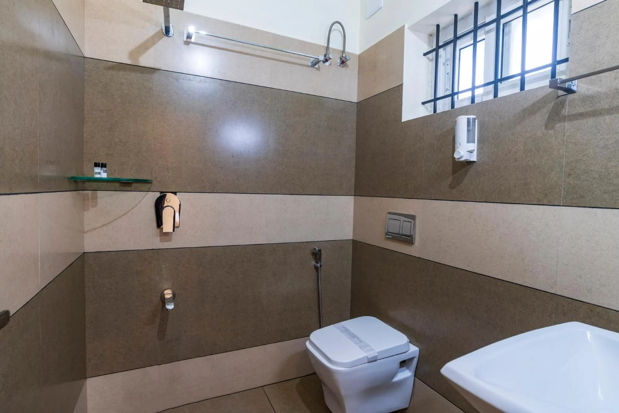 Shower in Pine Clough Resort Vagamon