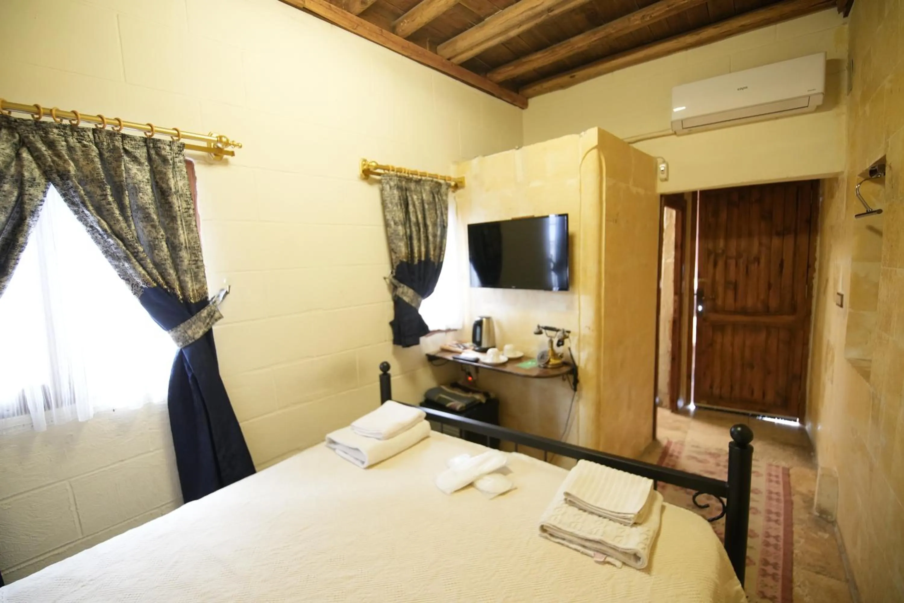 Bed in BABIL ANTIQUE HOTEL