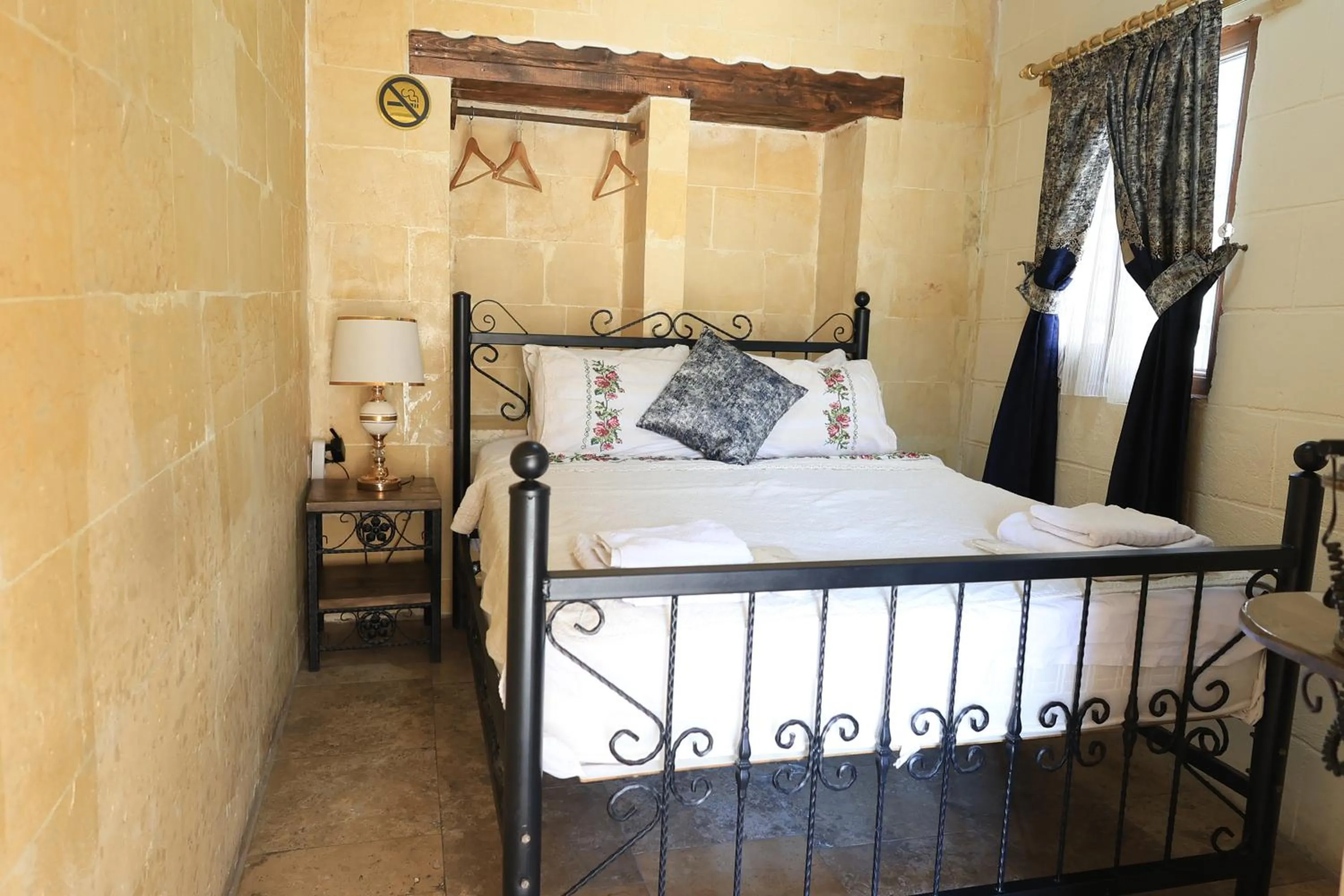 Bed in BABIL ANTIQUE HOTEL