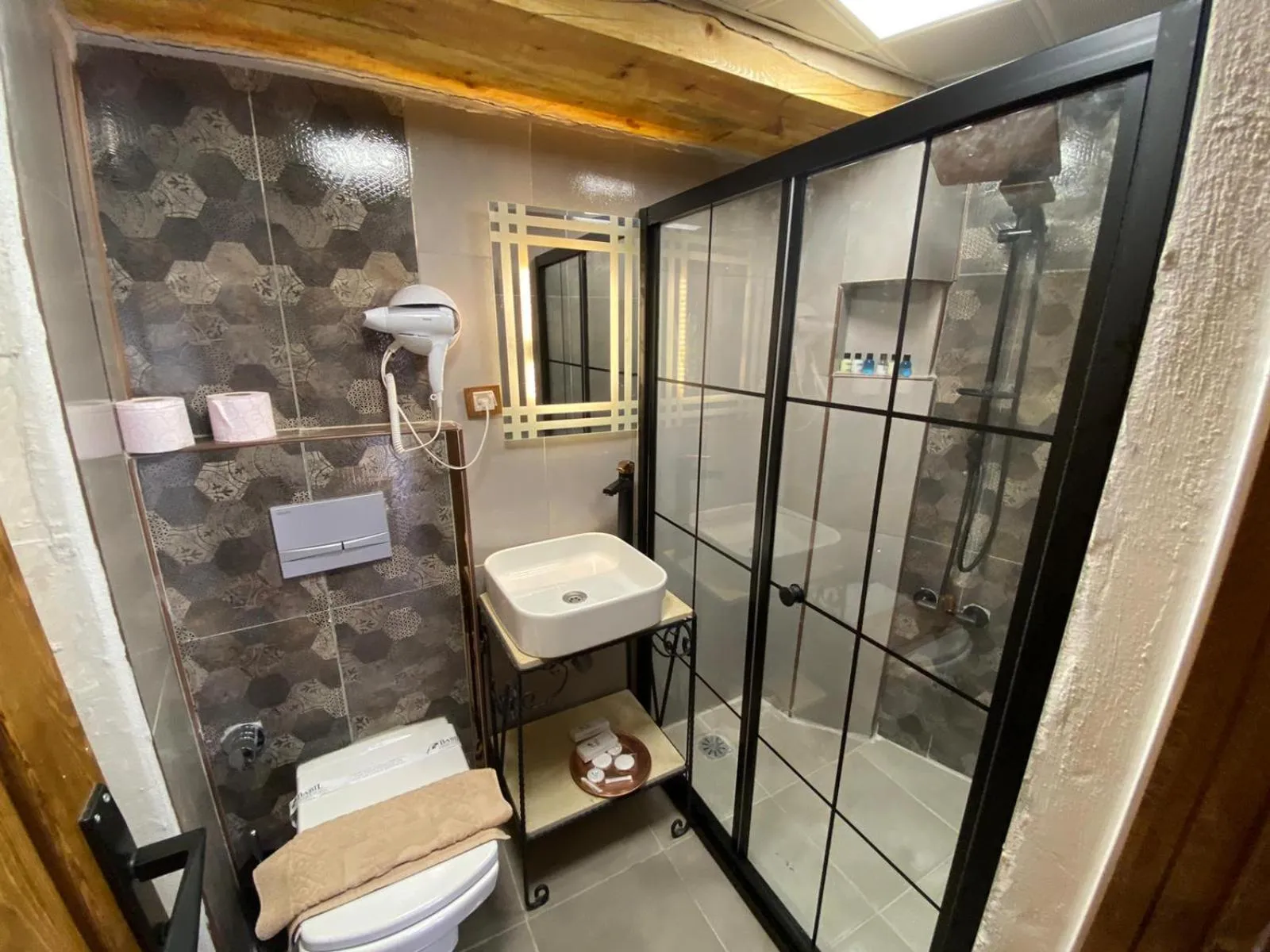 Shower in BABIL ANTIQUE HOTEL