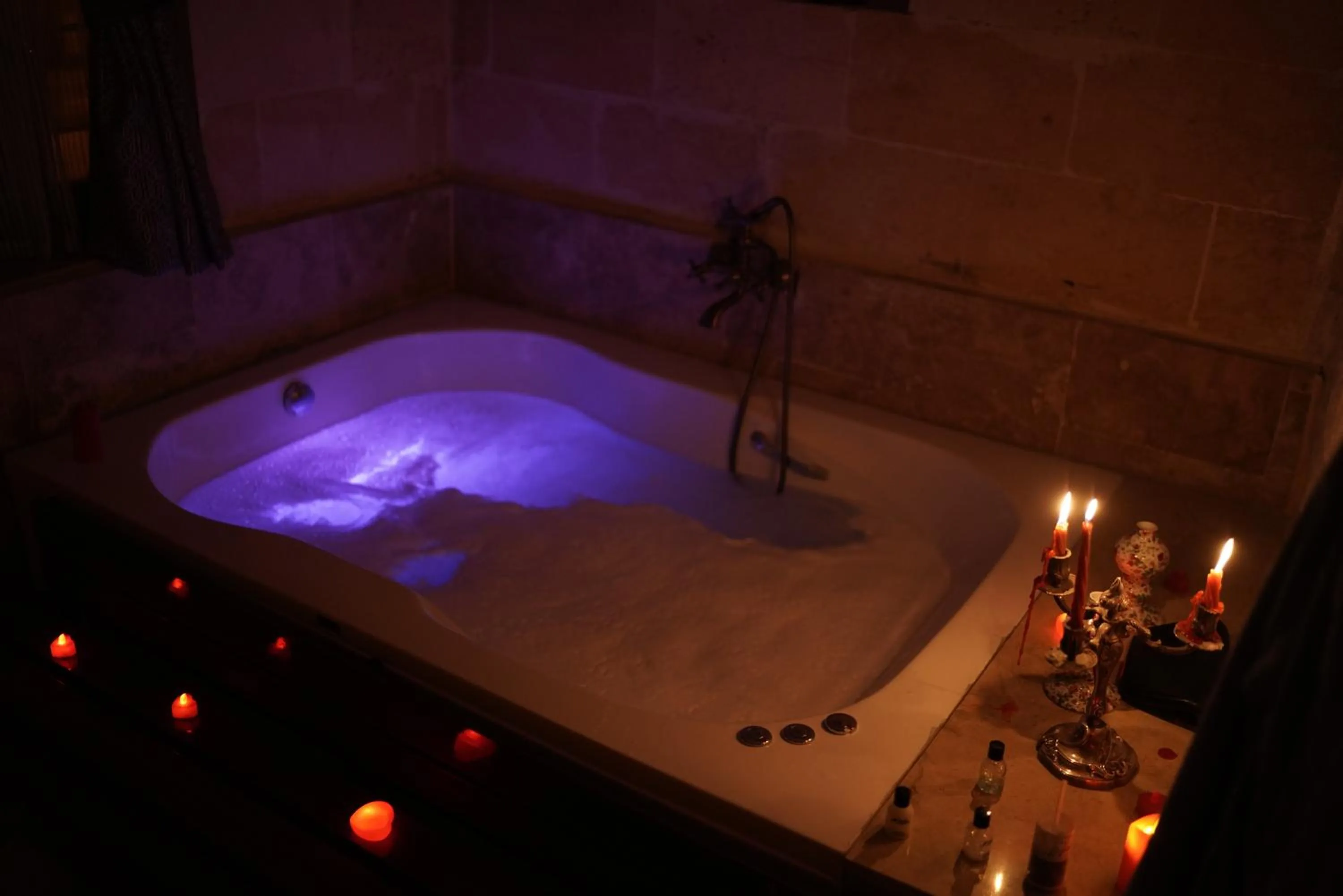 Hot Tub in BABIL ANTIQUE HOTEL