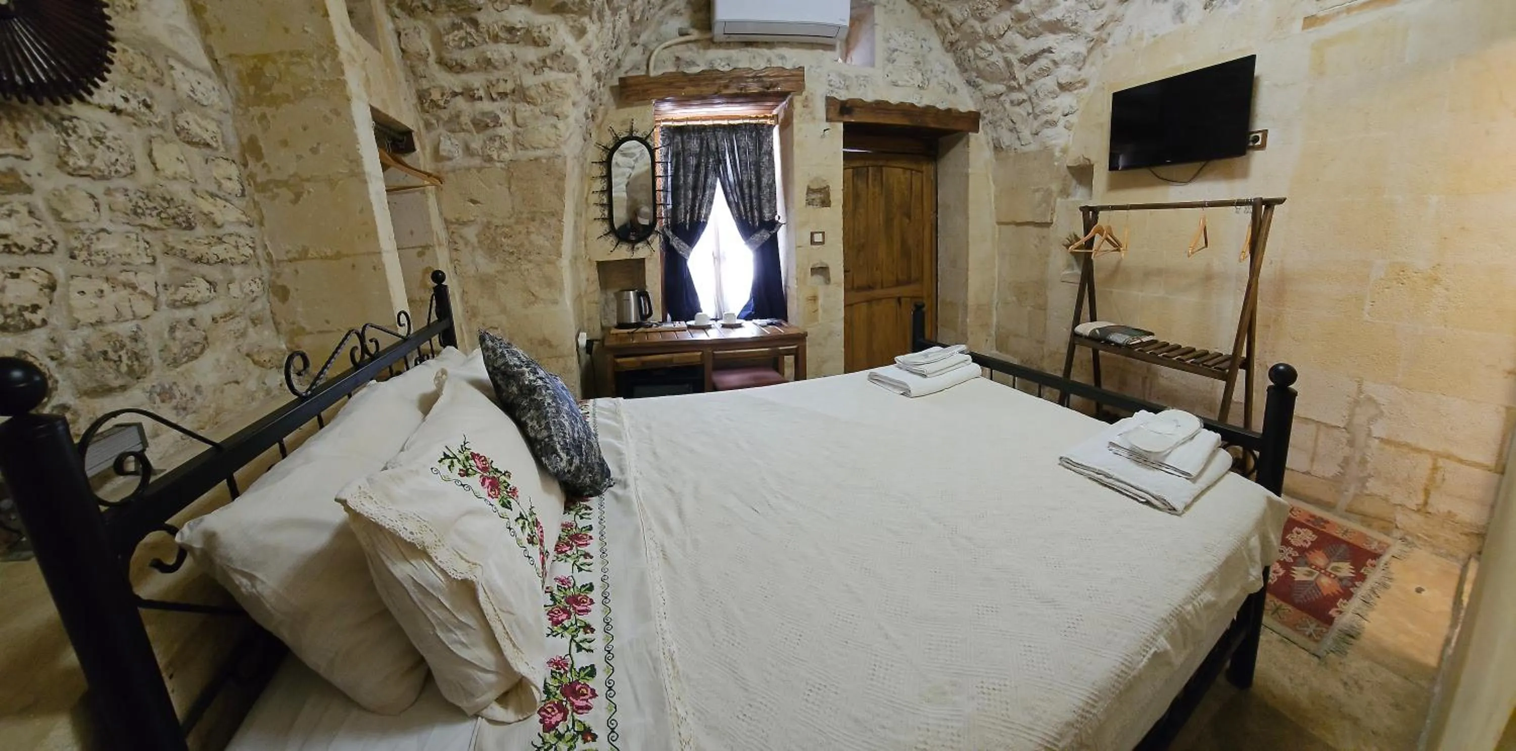 Bed in BABIL ANTIQUE HOTEL