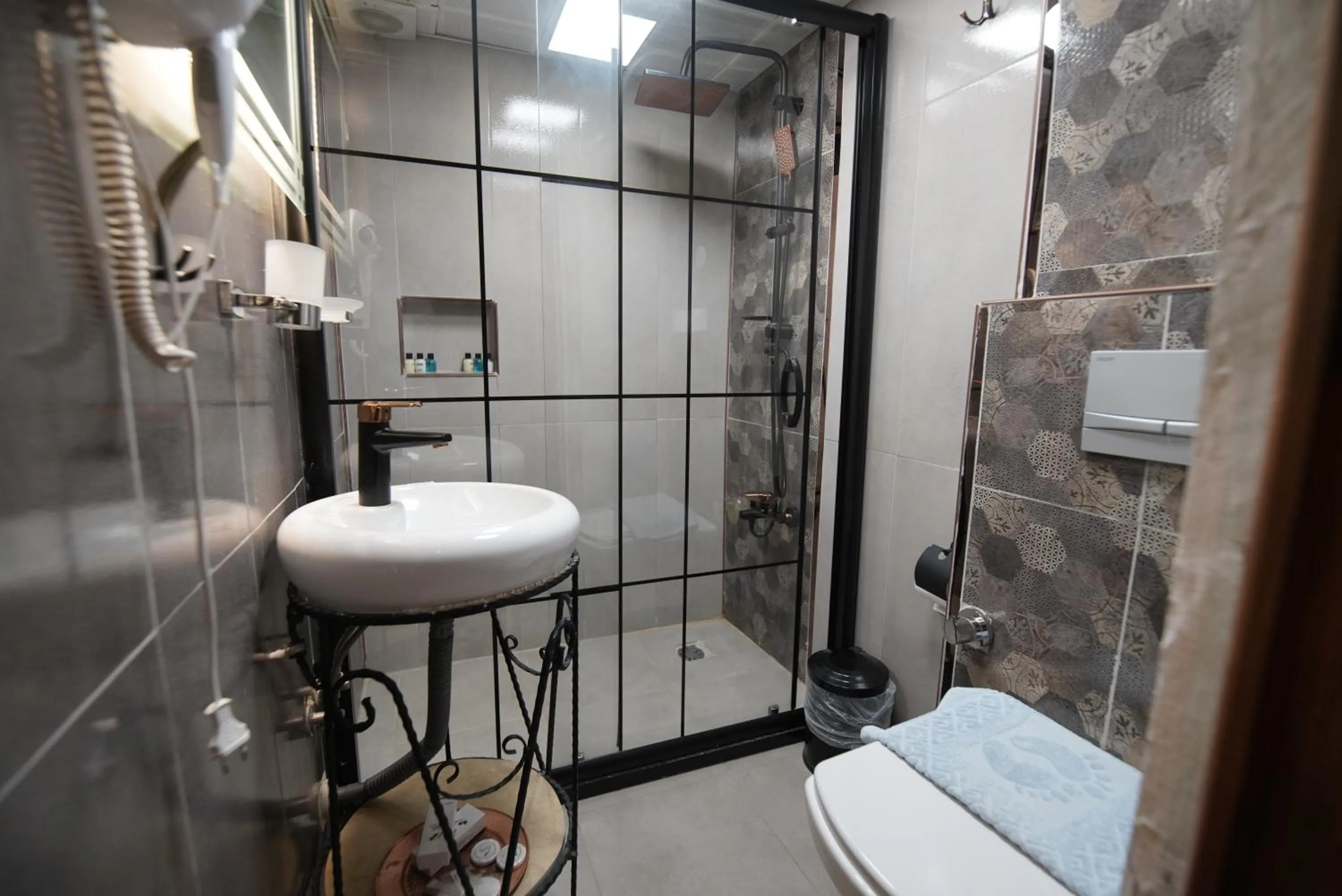 Shower in BABIL ANTIQUE HOTEL