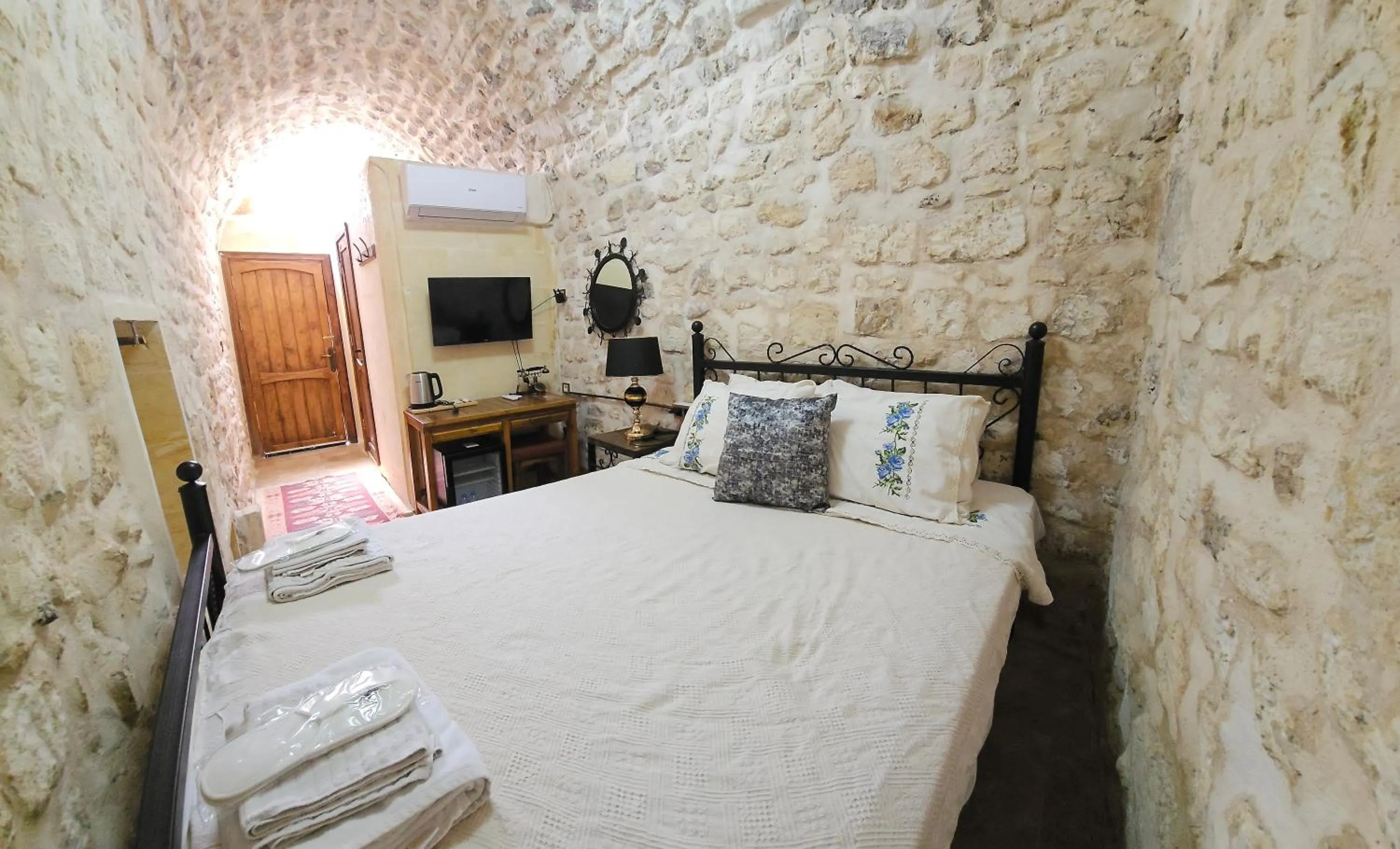 Bed in BABIL ANTIQUE HOTEL