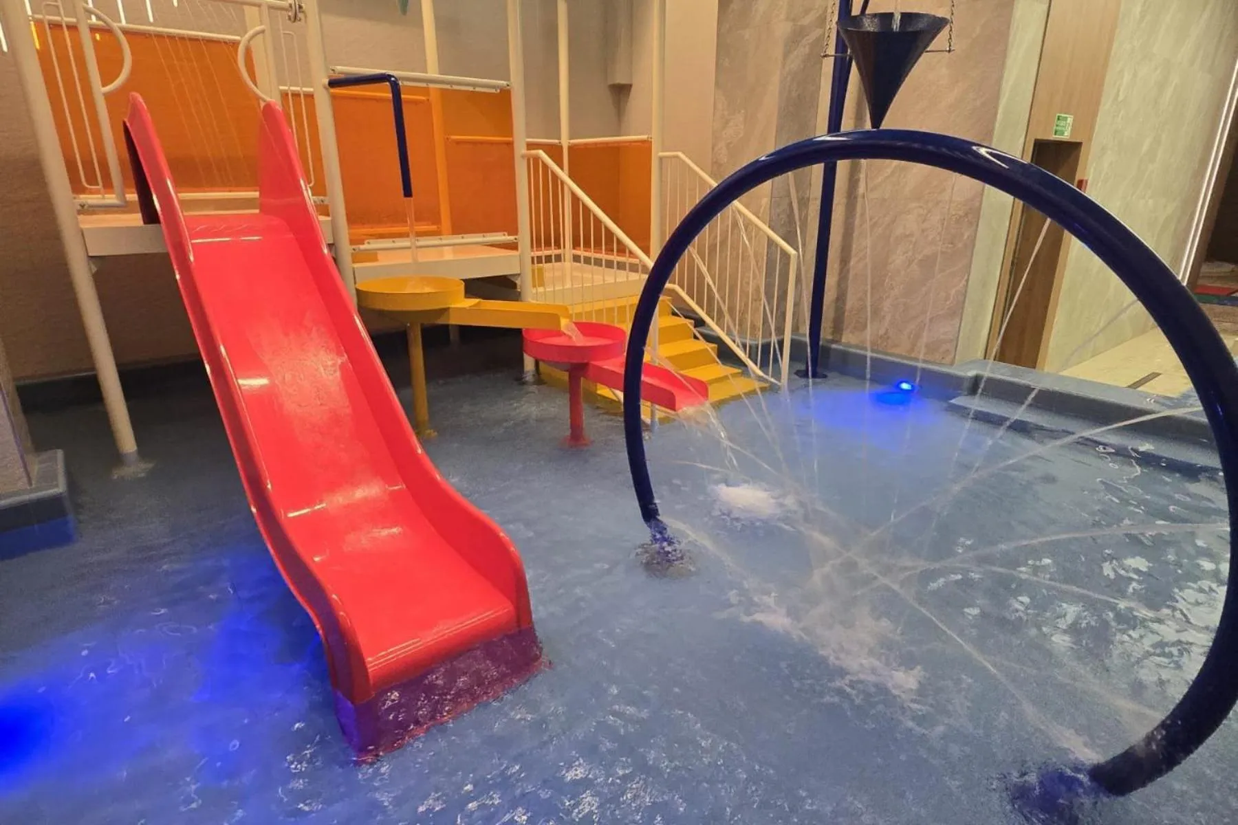 Swimming pool in Hotel Astor