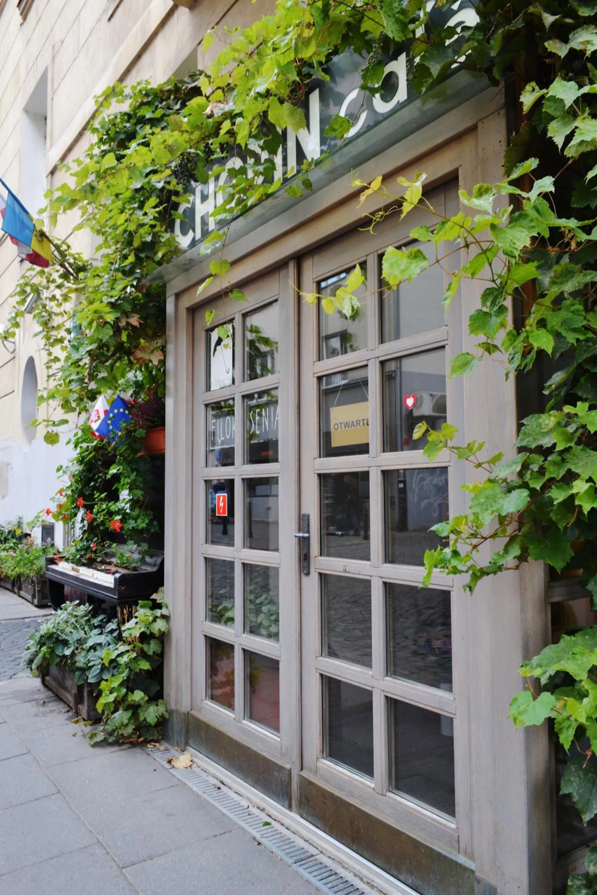 Restaurant/places to eat in Chopin Boutique