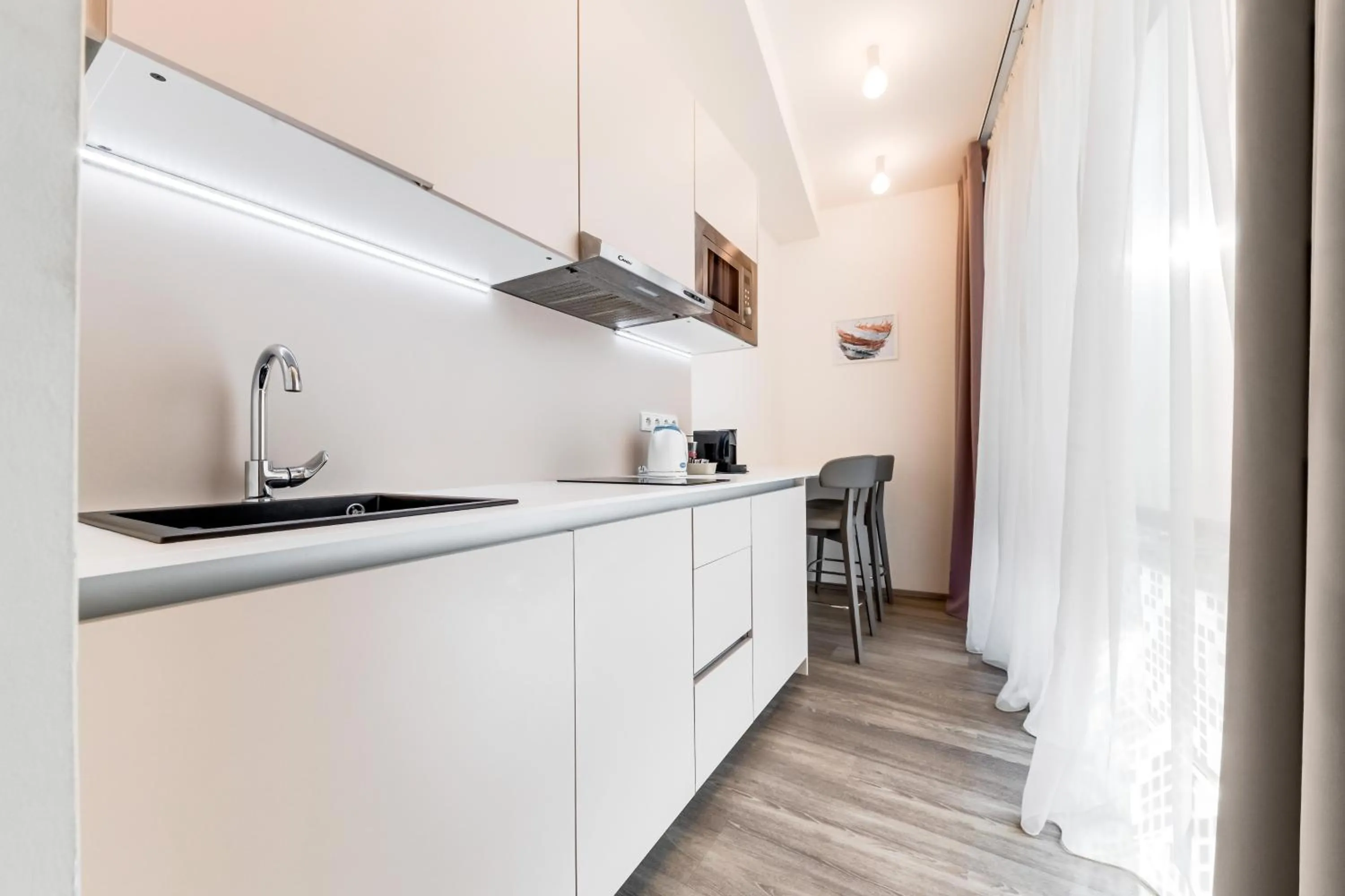 Kitchen or kitchenette in Kora Apartments