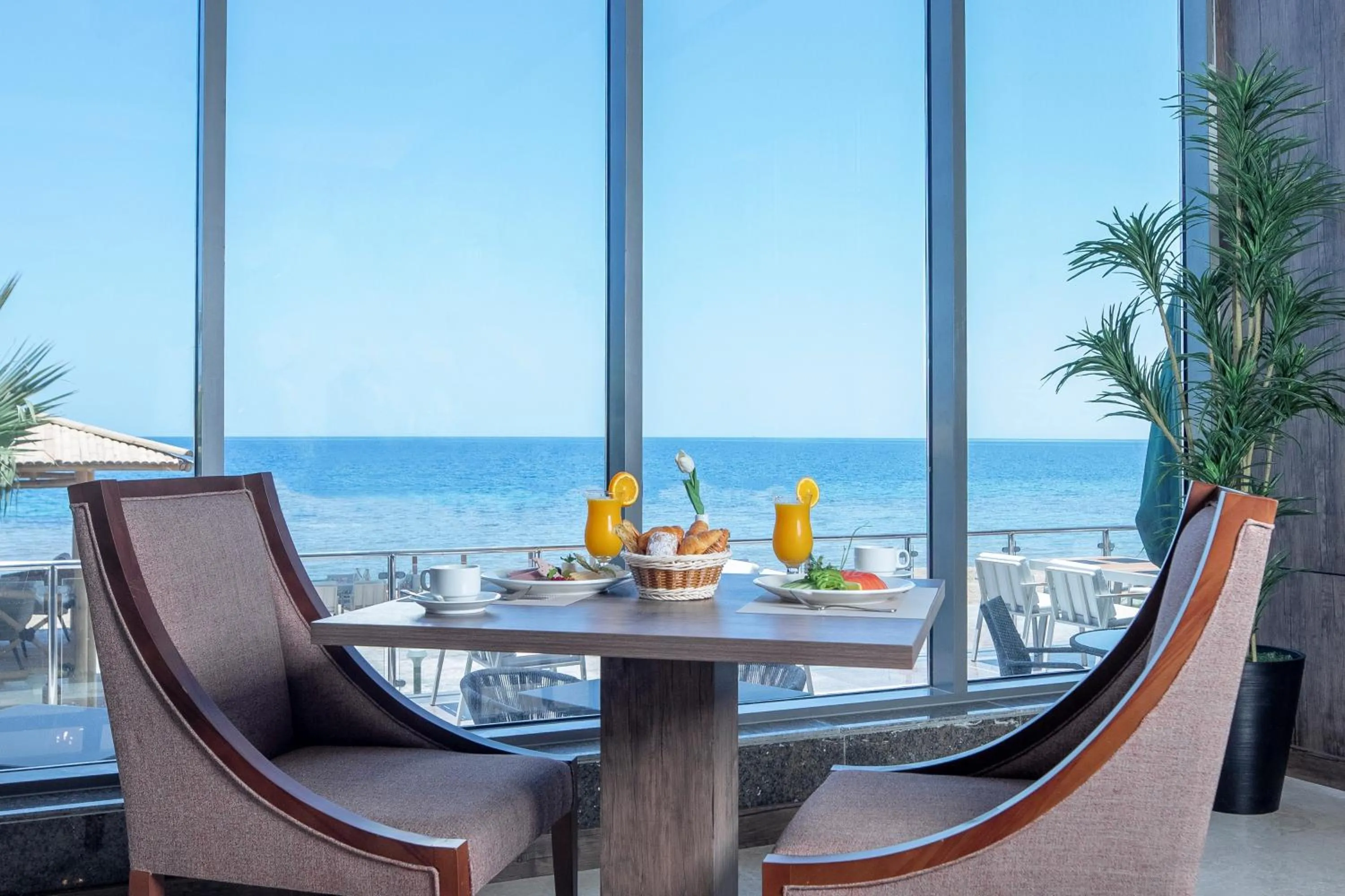 Restaurant/places to eat in Waves Hotel