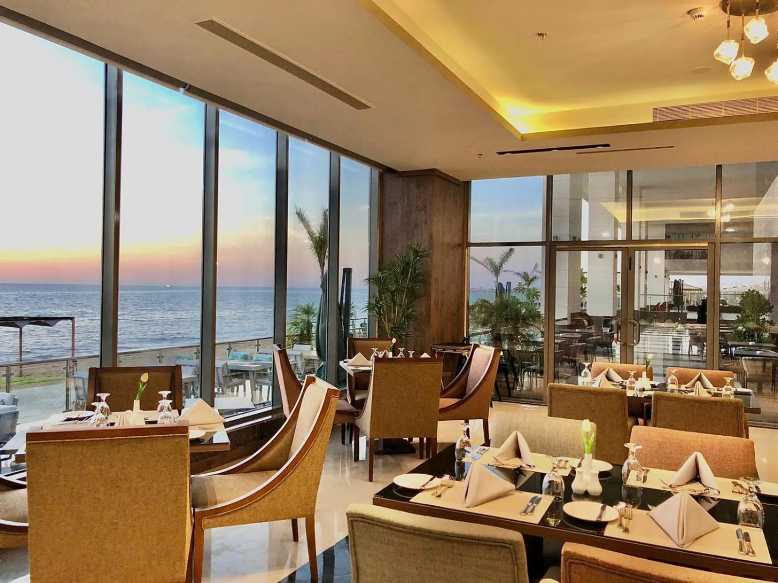 Restaurant/places to eat in Waves Hotel