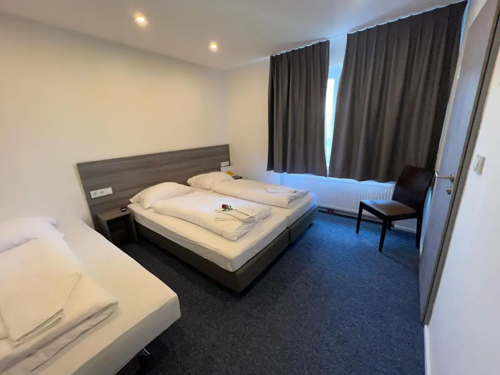 Triple Room with Shower in Hotel City Meetpoint Triple Room with Shower in Hotel City Meetpoint