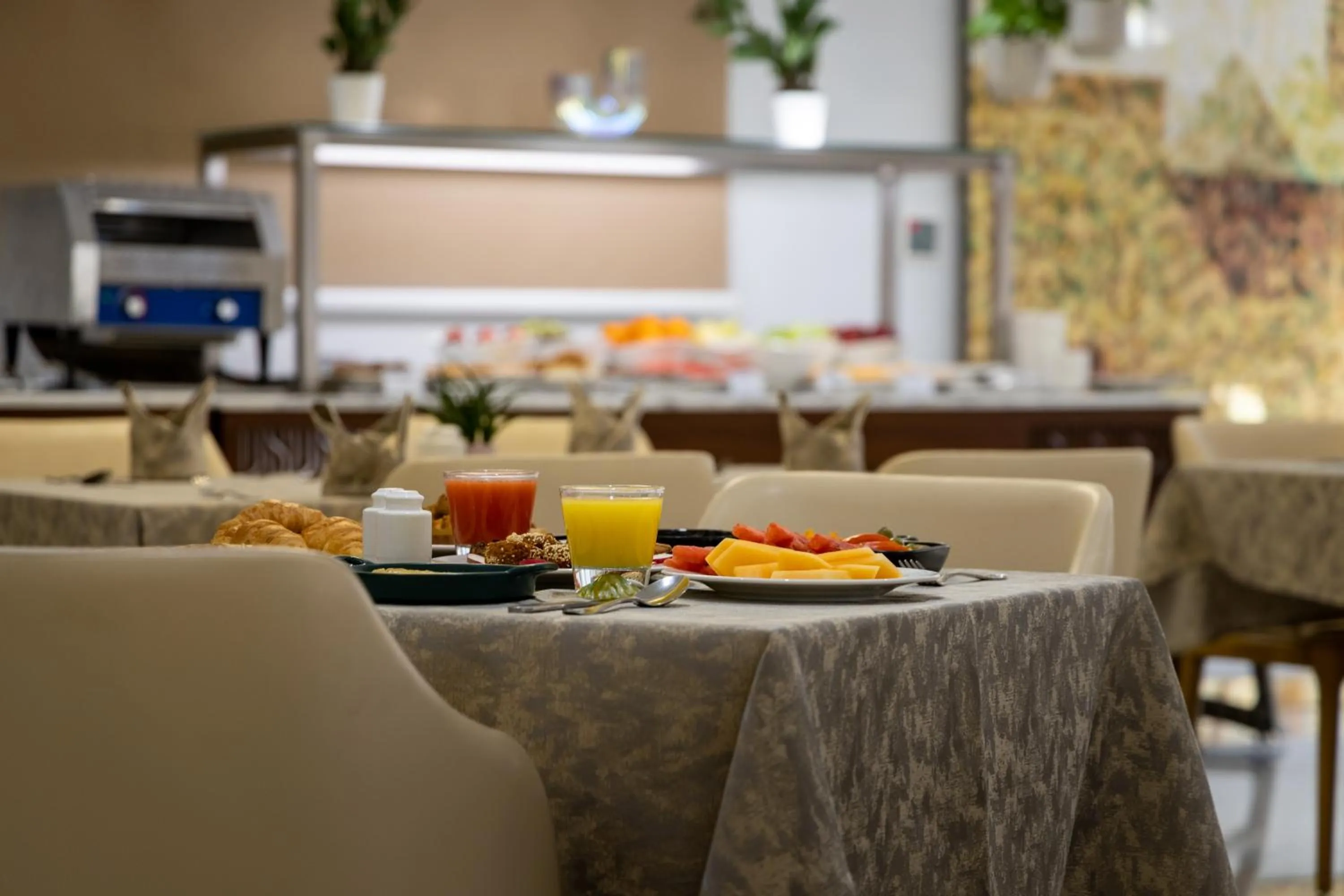 Restaurant/places to eat in Qasr Al Sahab Hotel Makkah