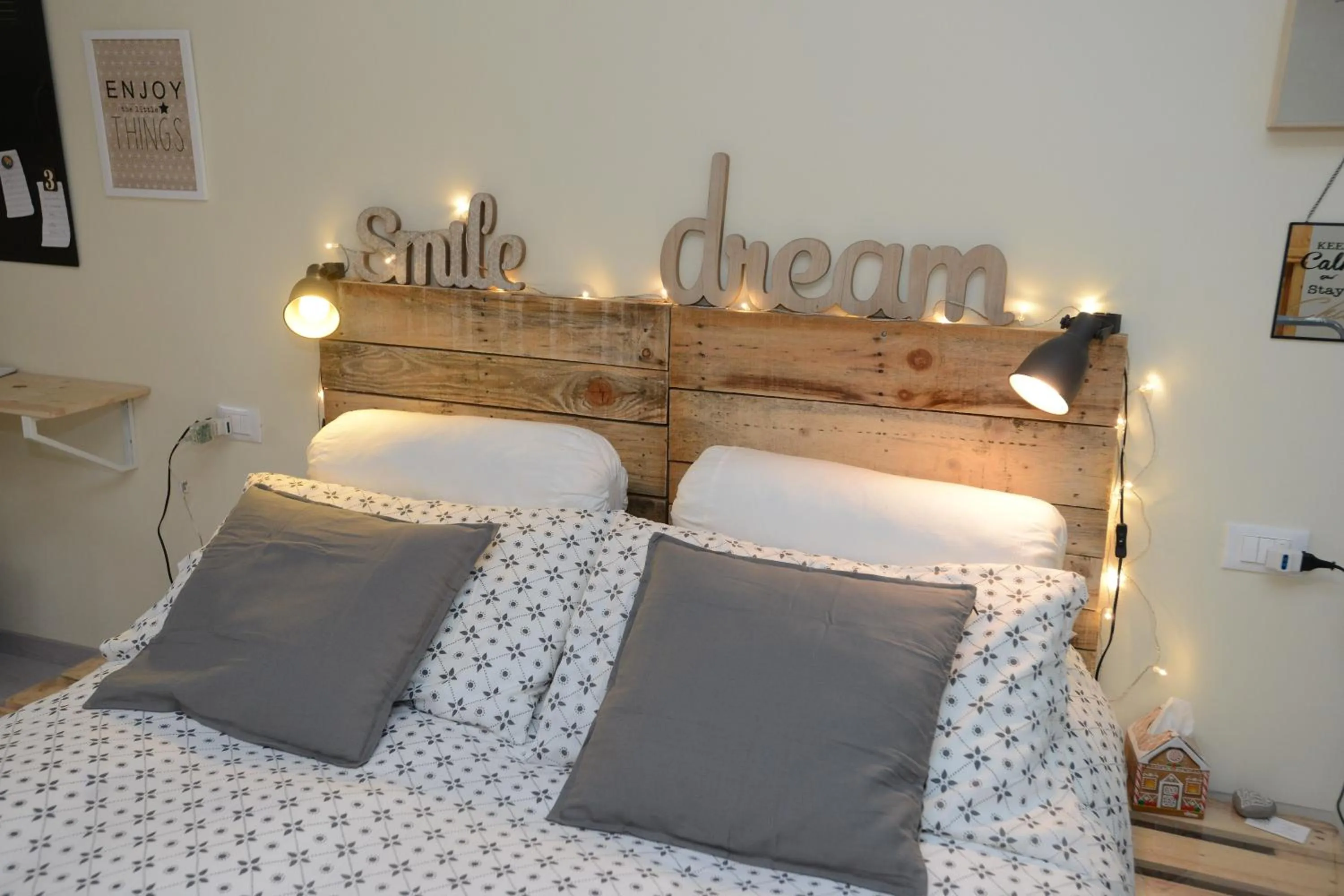 Decorative detail, Bed in Il Pettirosso B&B