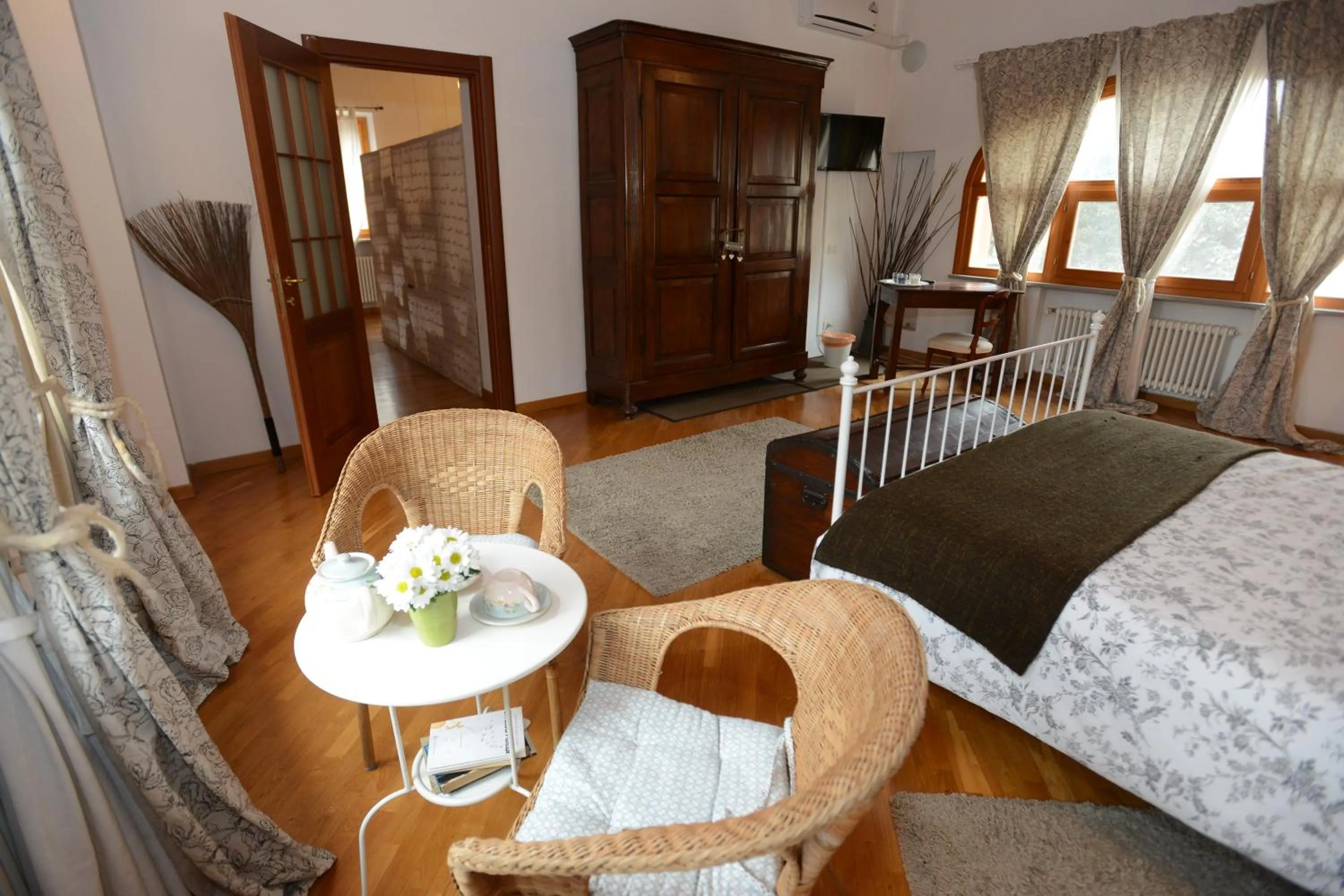 Decorative detail, Bed in Il Pettirosso B&B