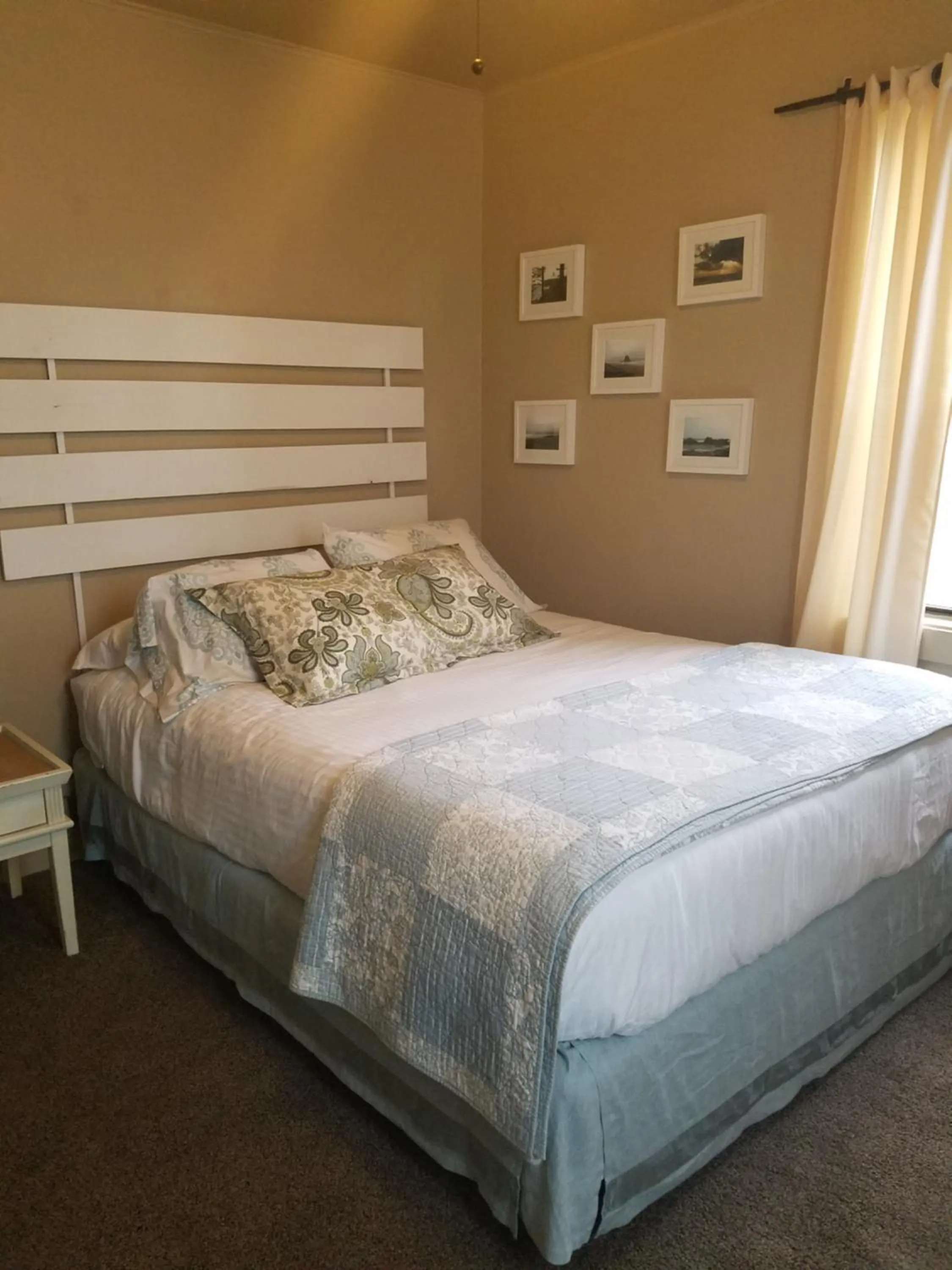 Bed in Guesthouse Cannon Beach