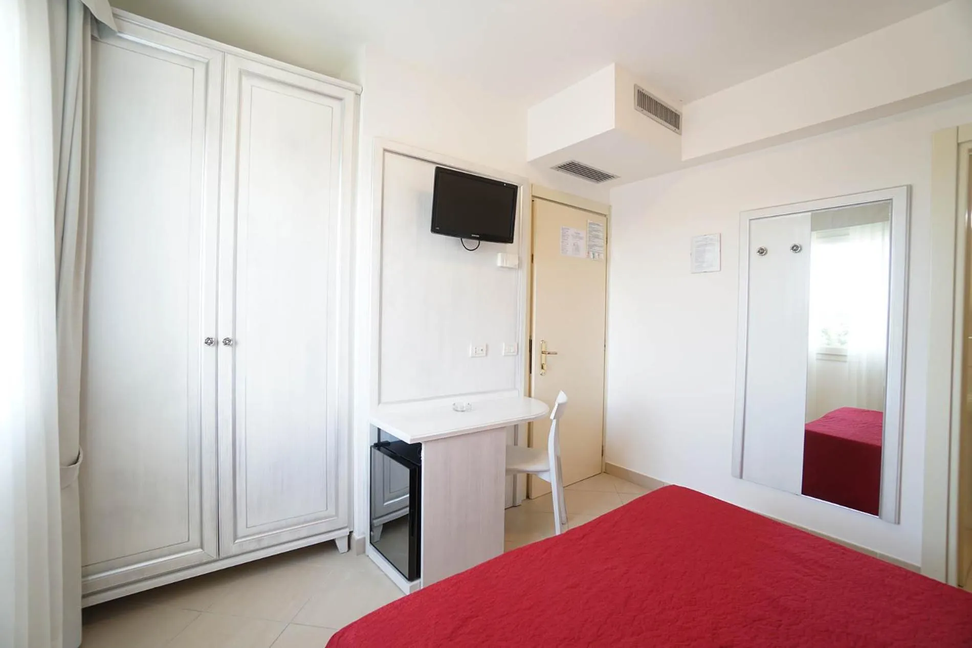 Photo of the whole room, Bed in HOTEL PIGALLE