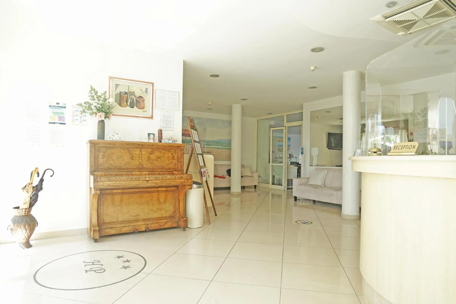 Communal lounge/ TV room in HOTEL PIGALLE