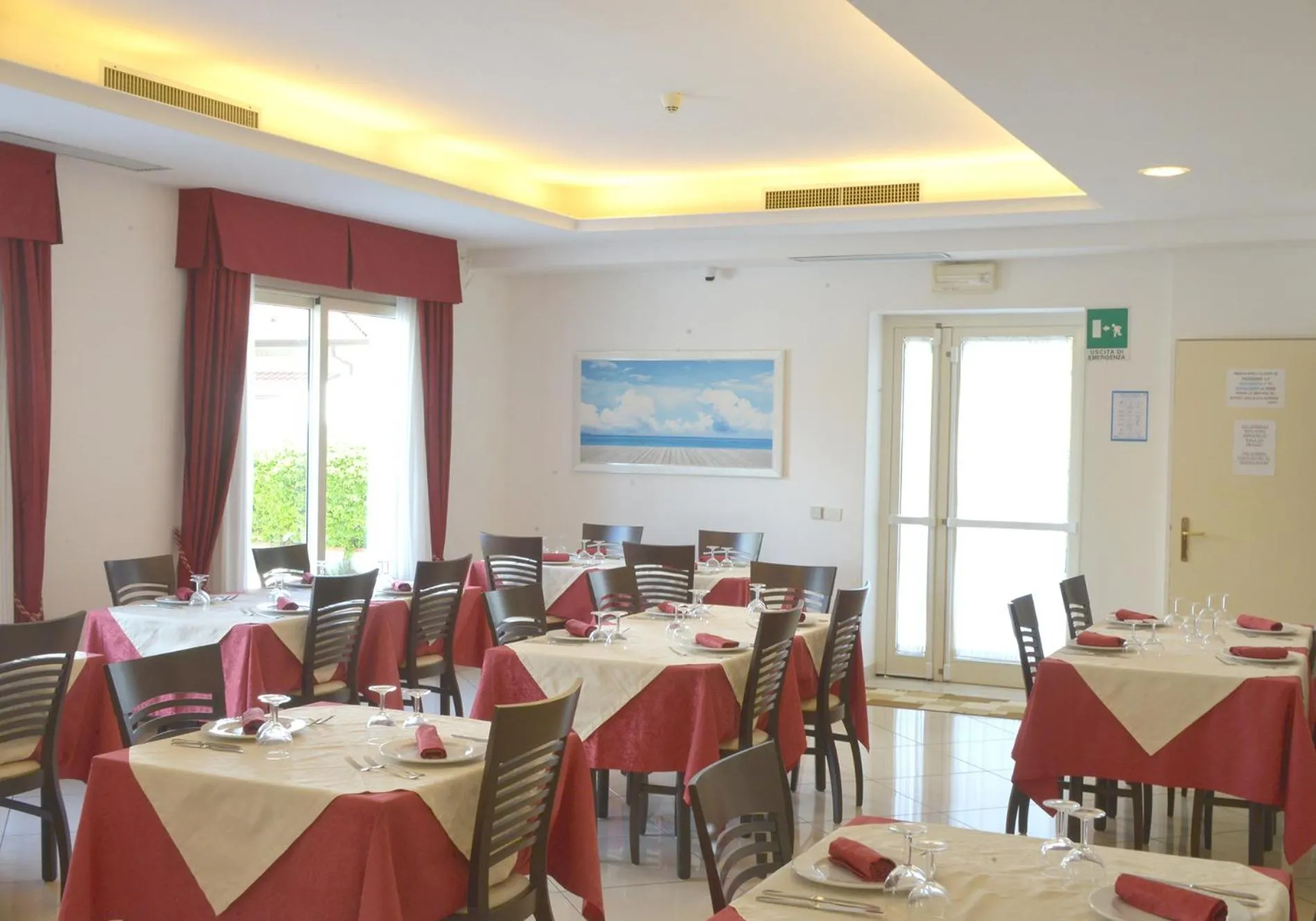 Restaurant/places to eat in HOTEL PIGALLE