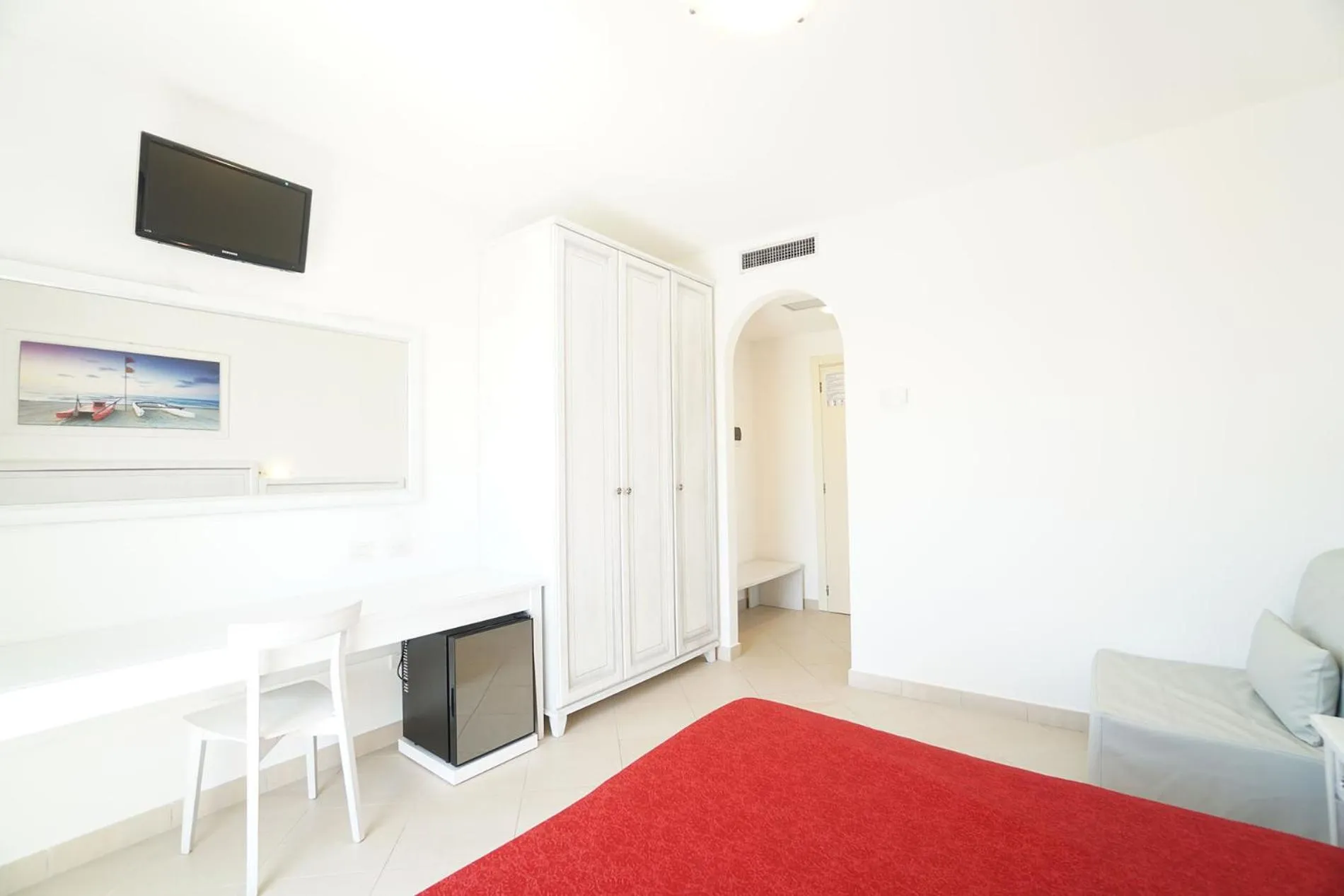 Photo of the whole room, Bed in HOTEL PIGALLE