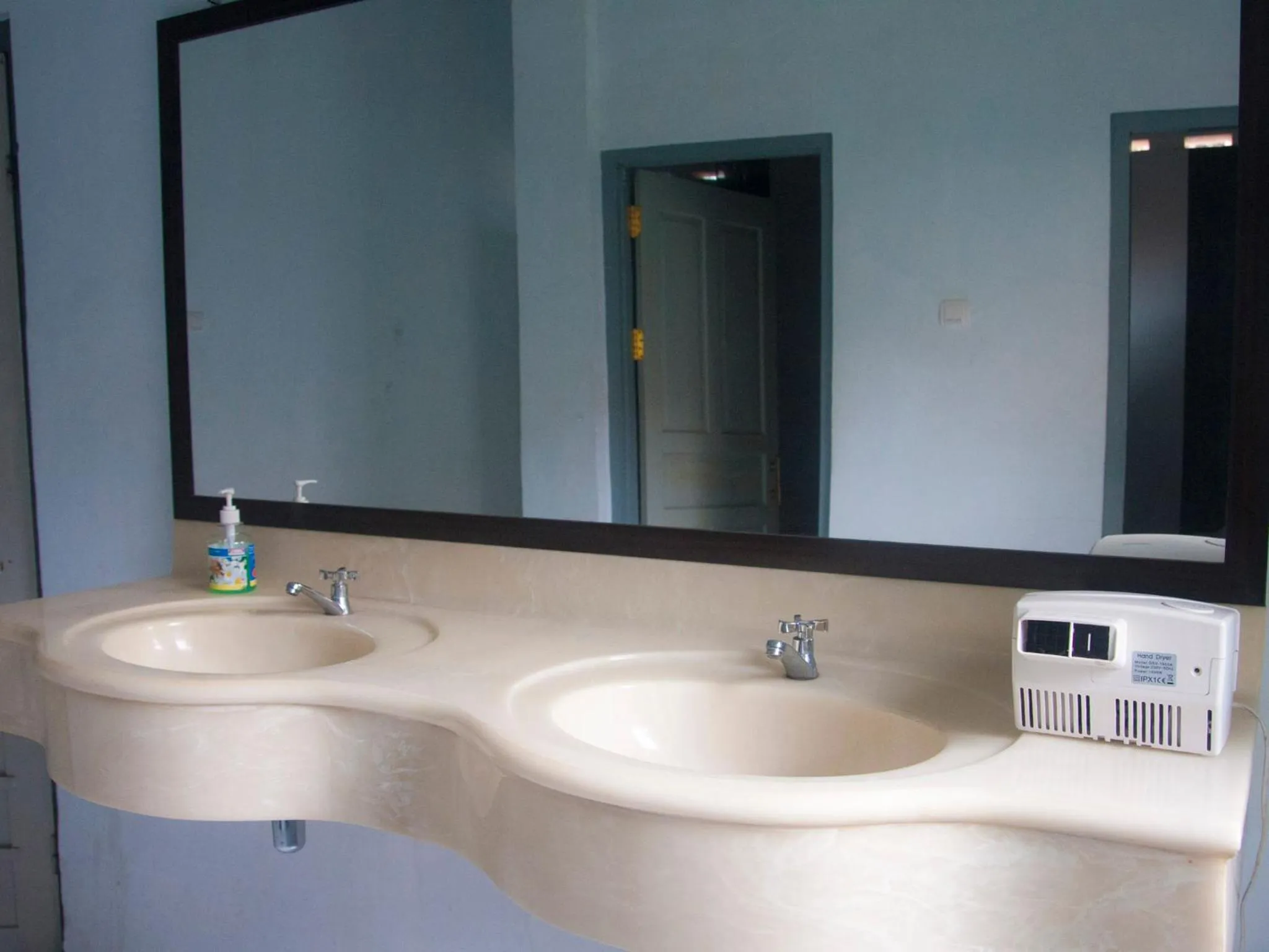 Shower in Ndalem Mantrigawen