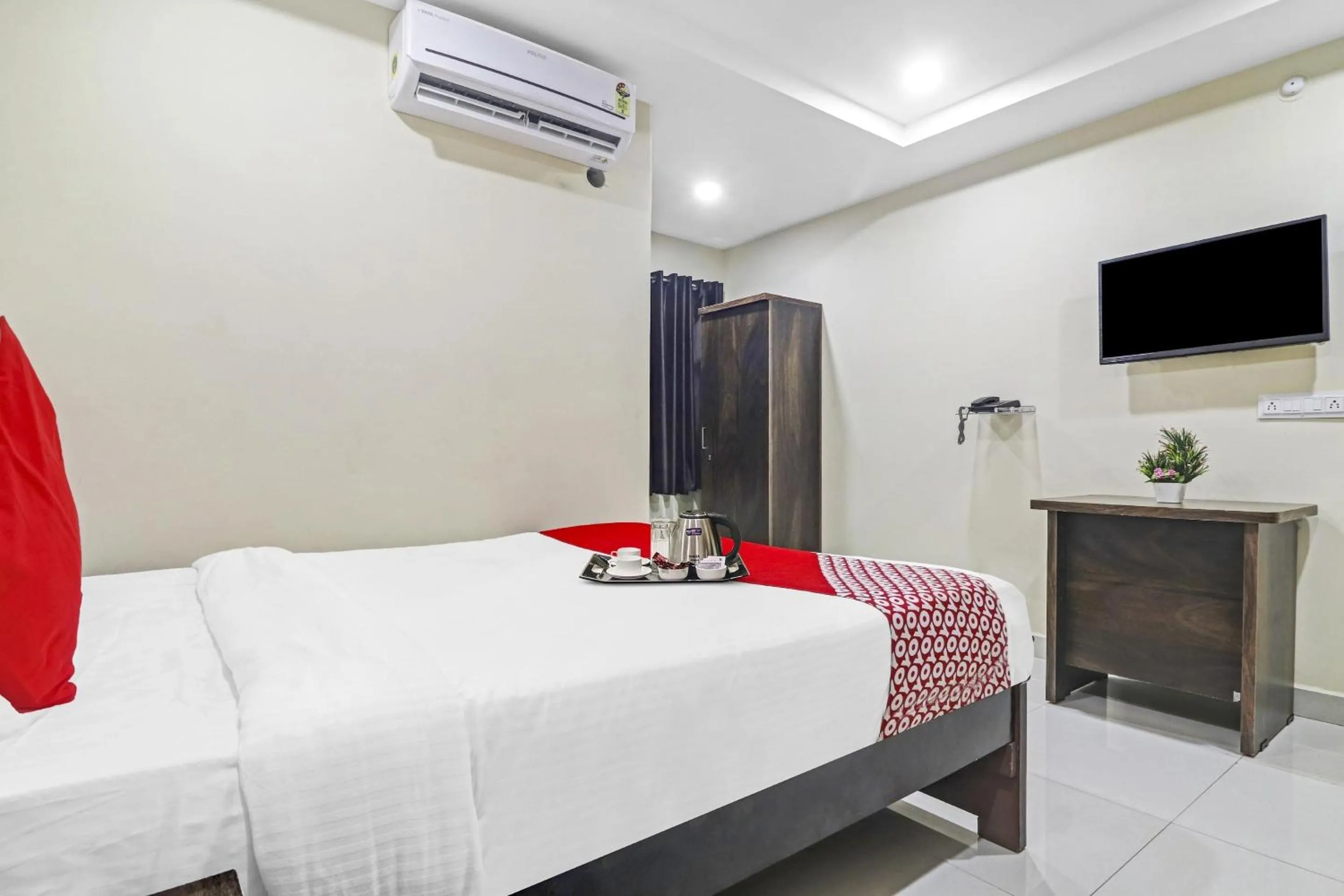 Bedroom, Bed in Super Hotel O Honey Heights Near Botanical Garden