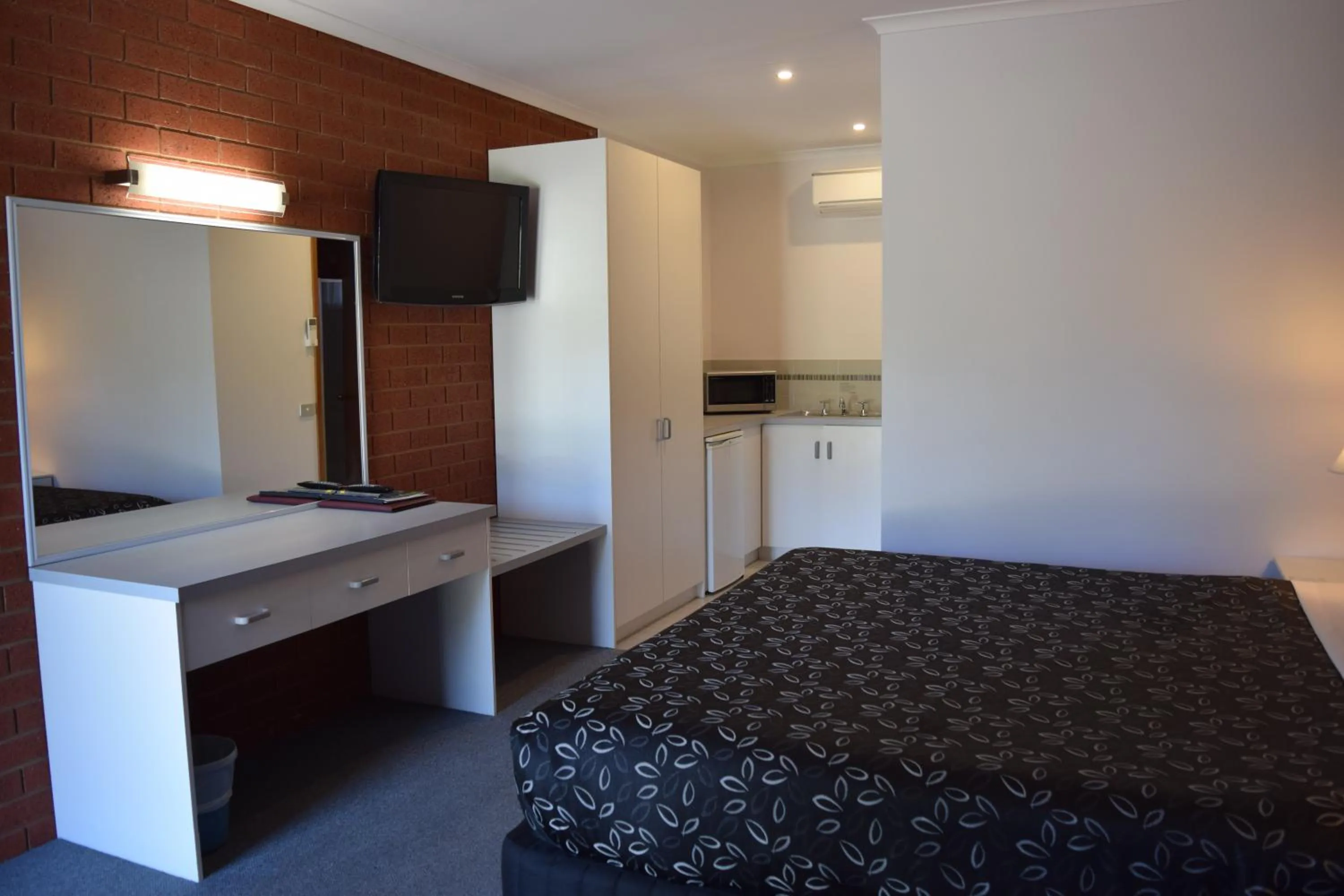 Photo of the whole room, Bed in Barooga River Gums Motor Inn