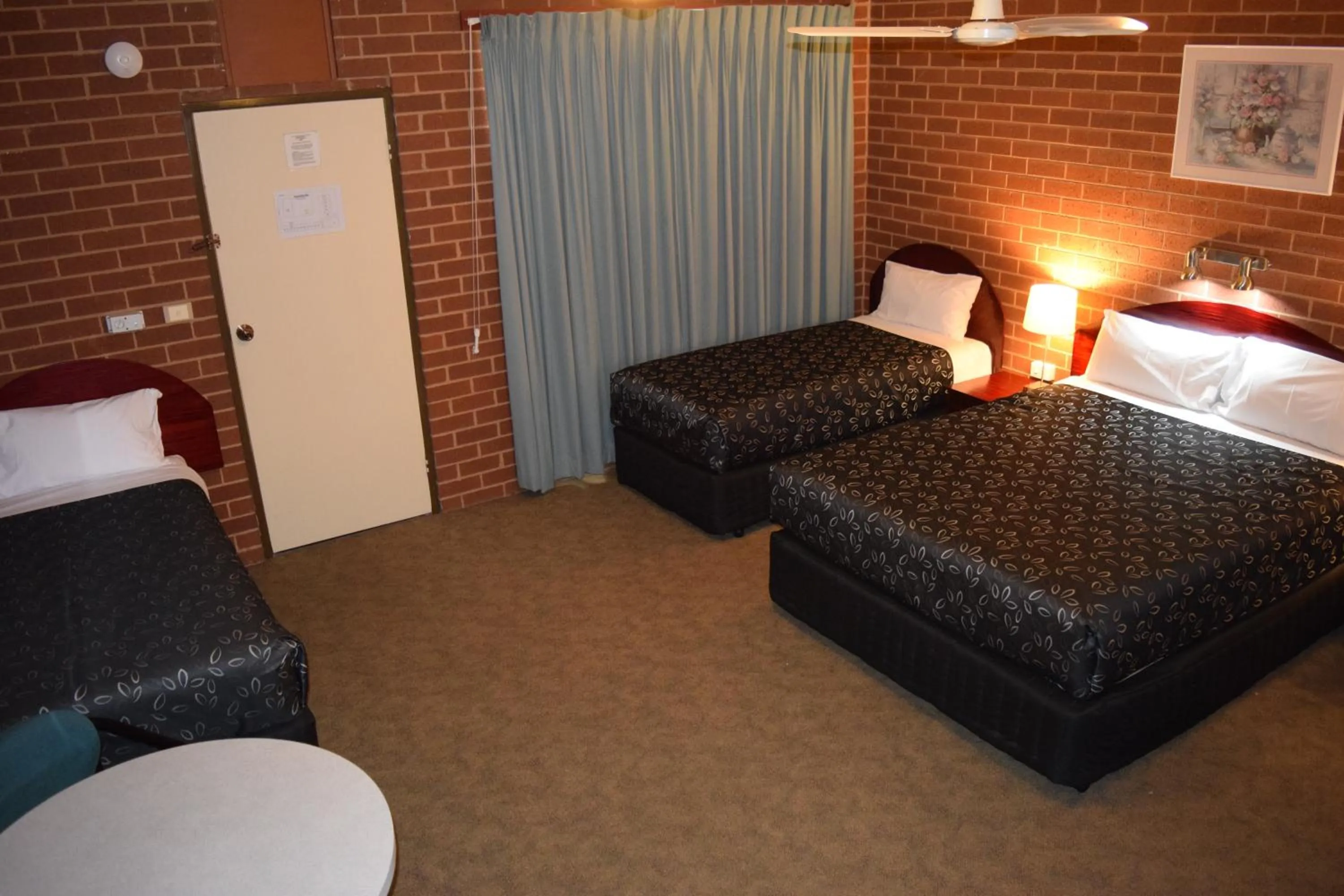 Bed in Barooga River Gums Motor Inn