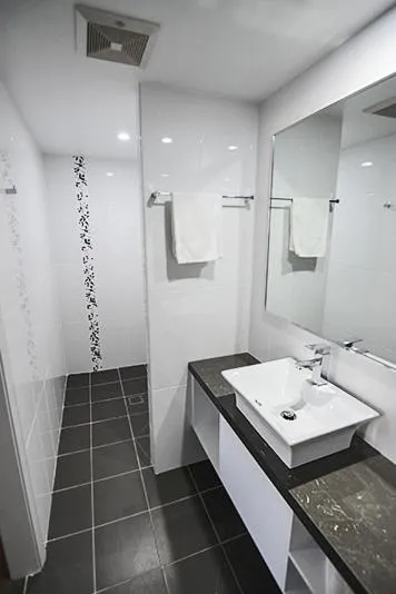 Bathroom in Astro Dish Motor Inn