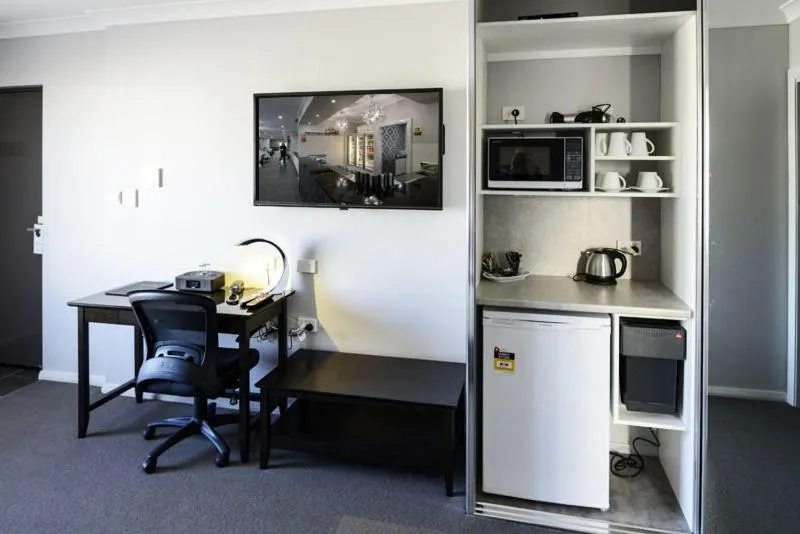 Day in Astro Dish Motor Inn