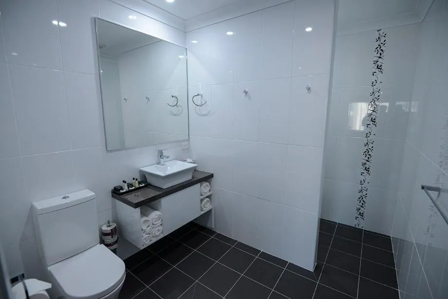 Bathroom in Astro Dish Motor Inn