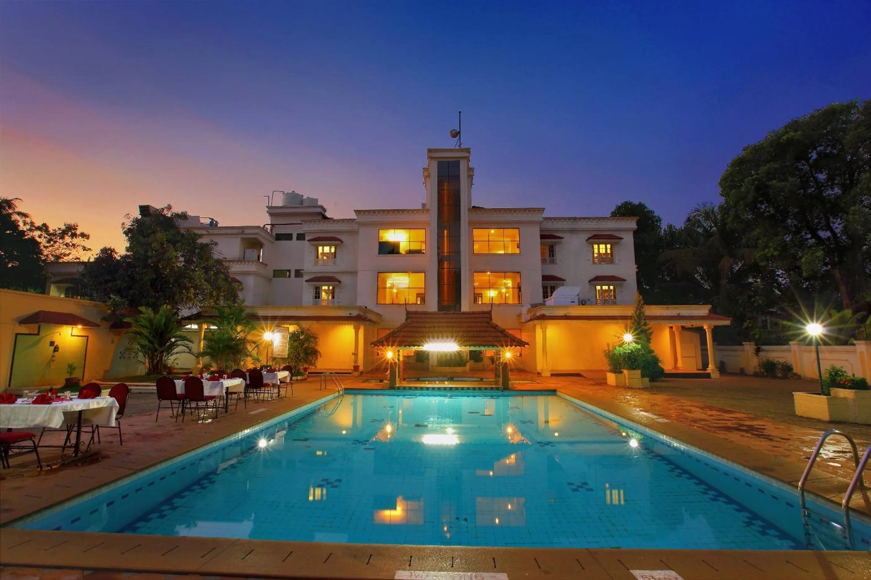 Swimming pool in Quality Airport Hotels