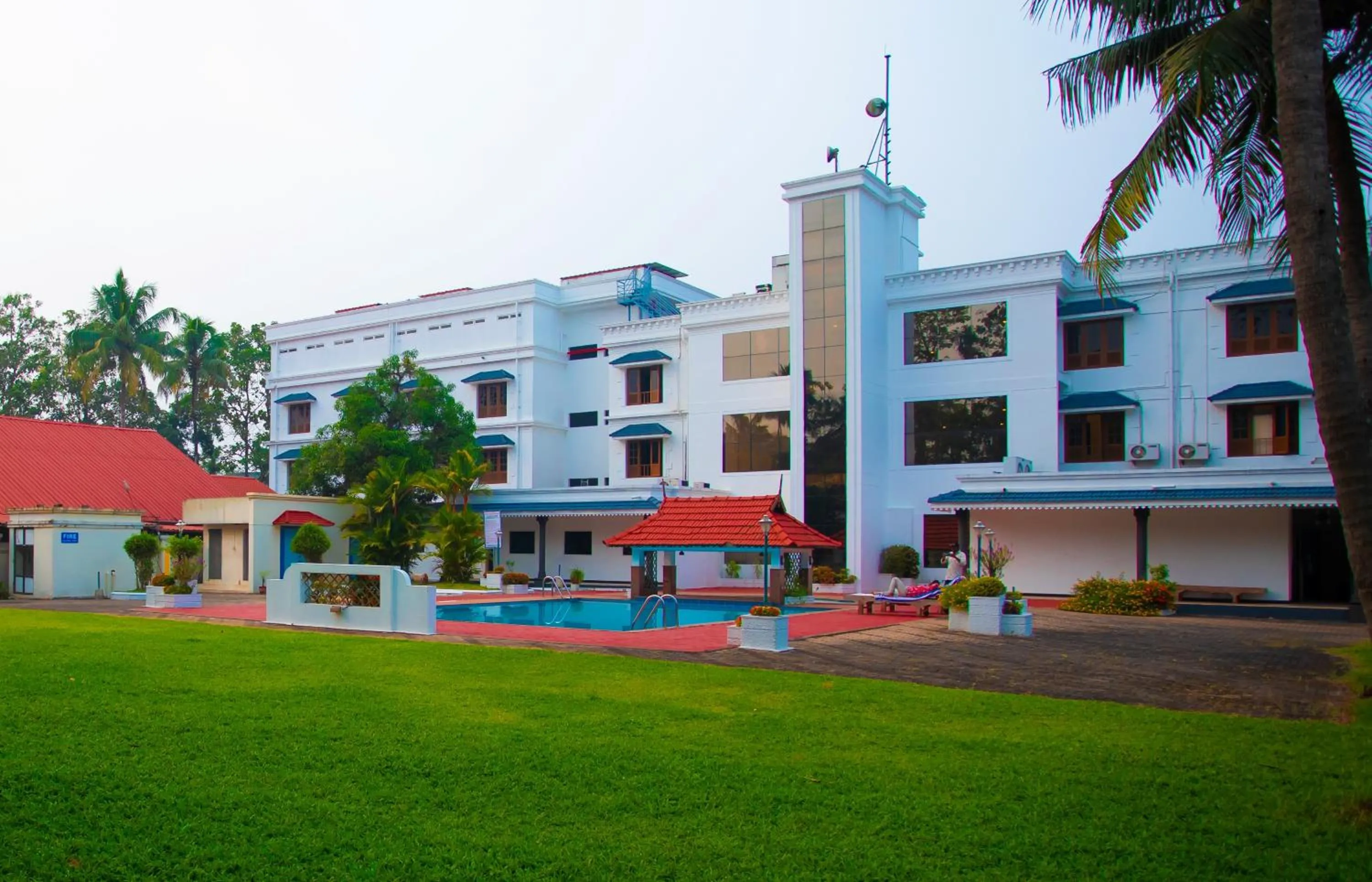 Swimming pool in Quality Airport Hotels